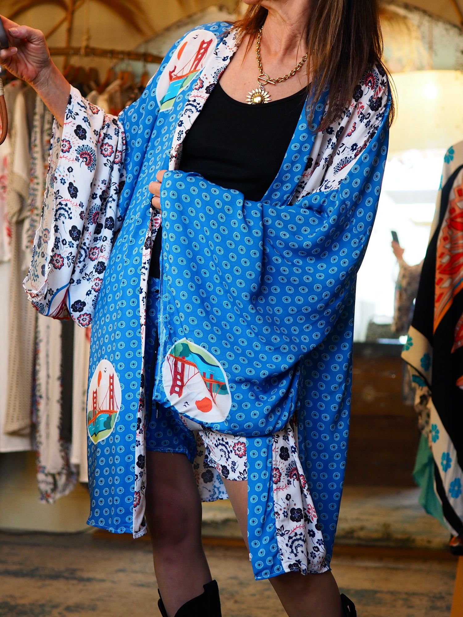Ensemble short et kimono. A porter ensemble ou séparé. 

100% Viscose.
Taille 36, 38 et 40.