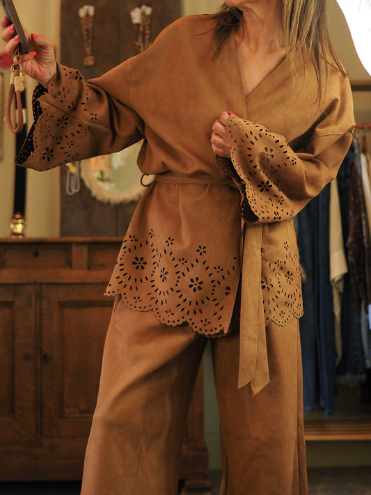 Veste suédine camel. A nouer. Trés beau porté avec le pantalon Victoire.

Taille unique convient du 38 au 44.
48% Rayon 28% Polyester 18% Nylon 6% Spandex.
Largeur dos 66cm Longueur dos 74cm.