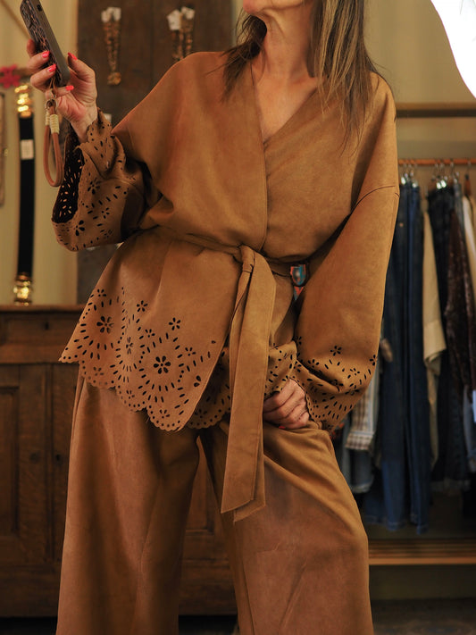 Veste suédine camel. A nouer. Trés beau porté avec le pantalon Victoire.

Taille unique convient du 38 au 44.
48% Rayon 28% Polyester 18% Nylon 6% Spandex.
Largeur dos 66cm Longueur dos 74cm.