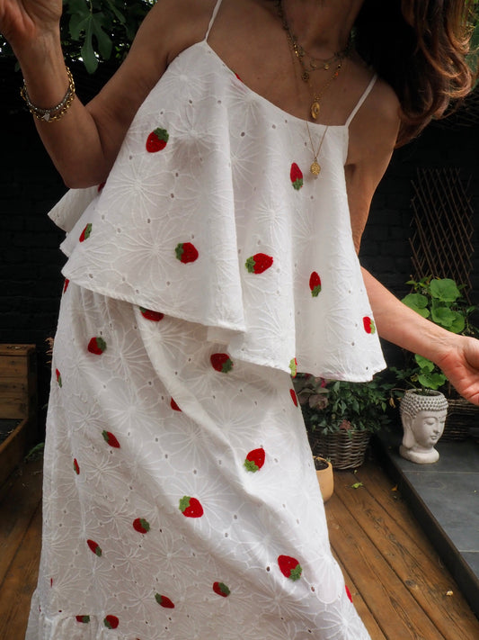 Ensemble jupe et top en broderies Anglaises blanches avec fraises rouges brodées. La jupe et doublée jusqu'au genou et le top est également doublé.  100% Coton. Taille unique convient du 36 au 40.
