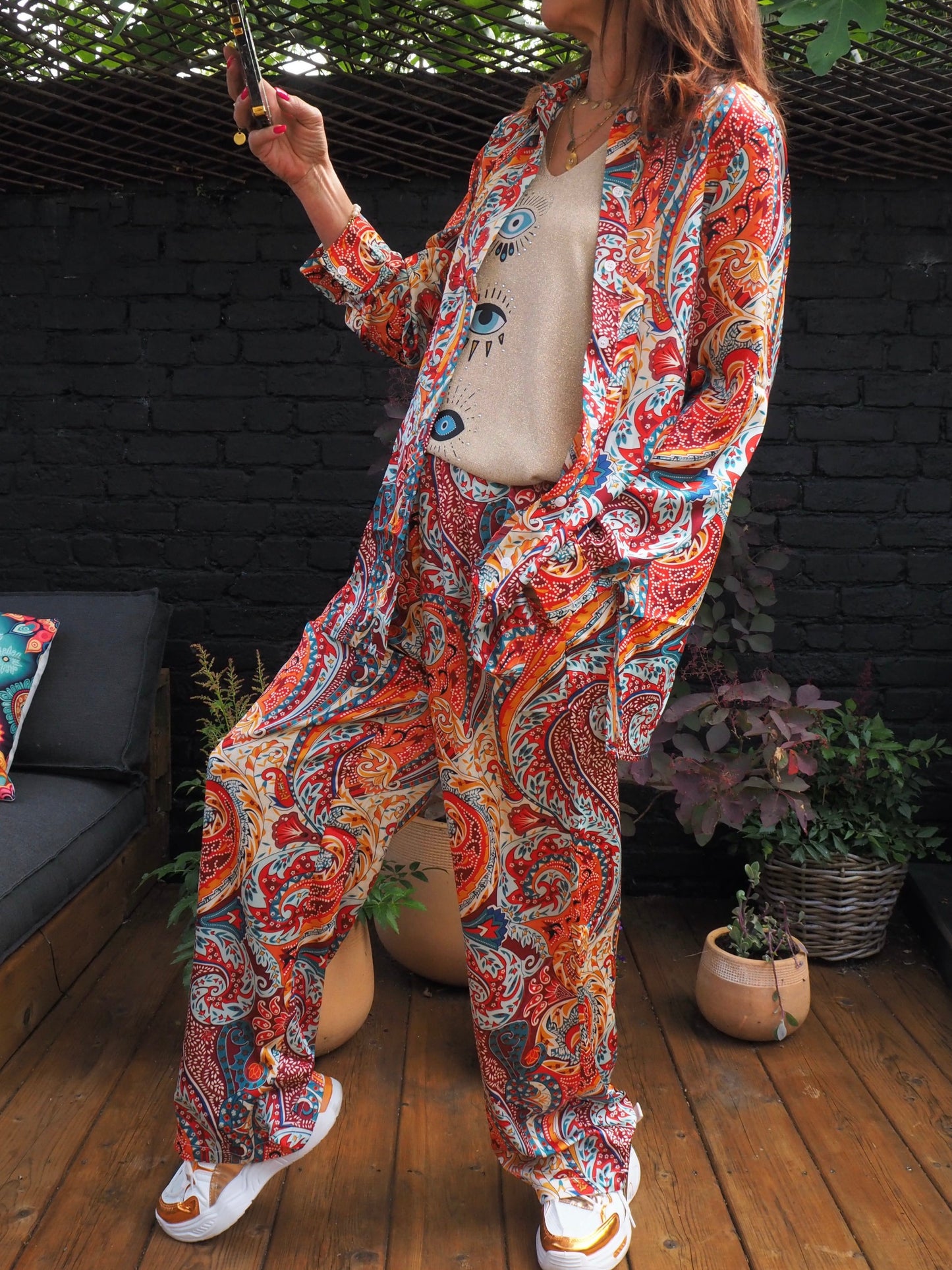 Ensemble fluide satiné dans les tons rouges. Pantalons élastique à la taille, chemise boutonnée... très agréable à porter.  100% Polyester. Taille S/36 M/38 L/40. Cathy mesure 1m66 fait un 36 et porte une taille S.