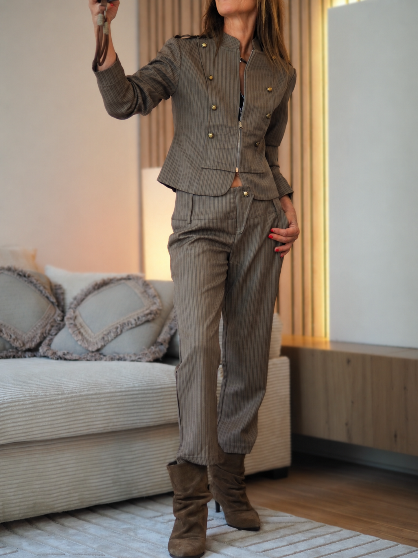 Taille M/38 et L/40

Composition : 50% Coton 50% Polyester.
Cathy mesure 1m66 fait un 36 et porte une taille S.


Magnifique ensemble taupe ligné. Doublé.