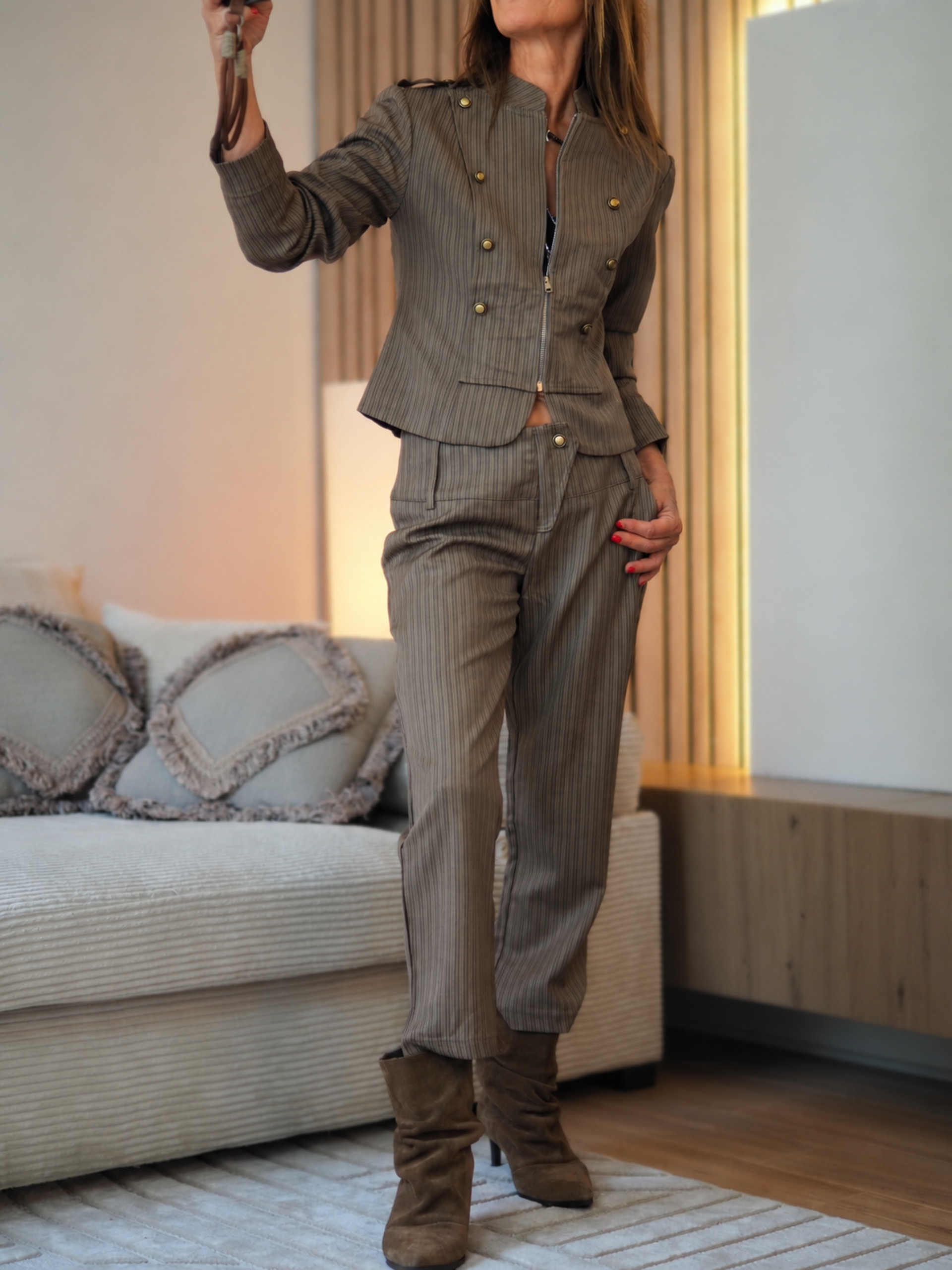 Taille M/38 et L/40

Composition : 50% Coton 50% Polyester.
Cathy mesure 1m66 fait un 36 et porte une taille S.


Magnifique ensemble taupe ligné. Doublé.