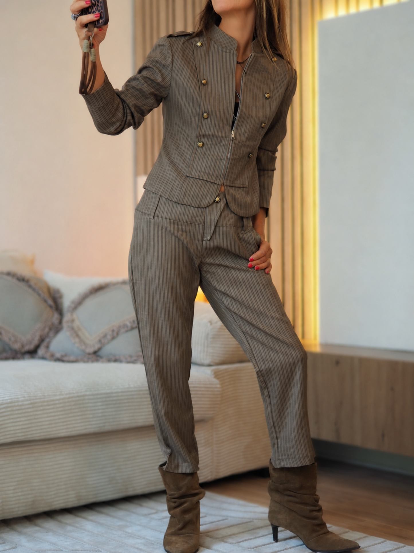 Taille M/38 et L/40

Composition : 50% Coton 50% Polyester.
Cathy mesure 1m66 fait un 36 et porte une taille S.


Magnifique ensemble taupe ligné. Doublé.