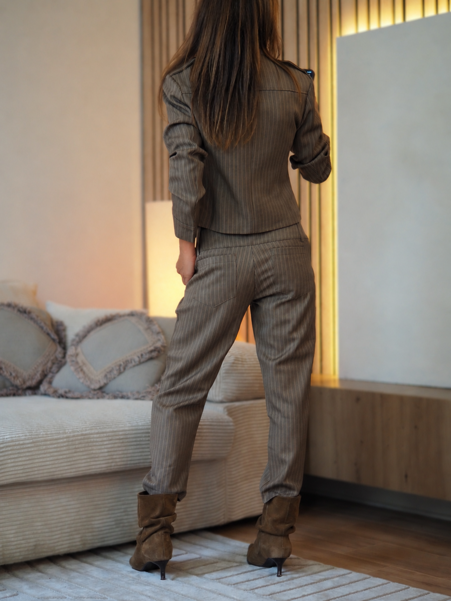 Taille M/38 et L/40

Composition : 50% Coton 50% Polyester.
Cathy mesure 1m66 fait un 36 et porte une taille S.


Magnifique ensemble taupe ligné. Doublé.