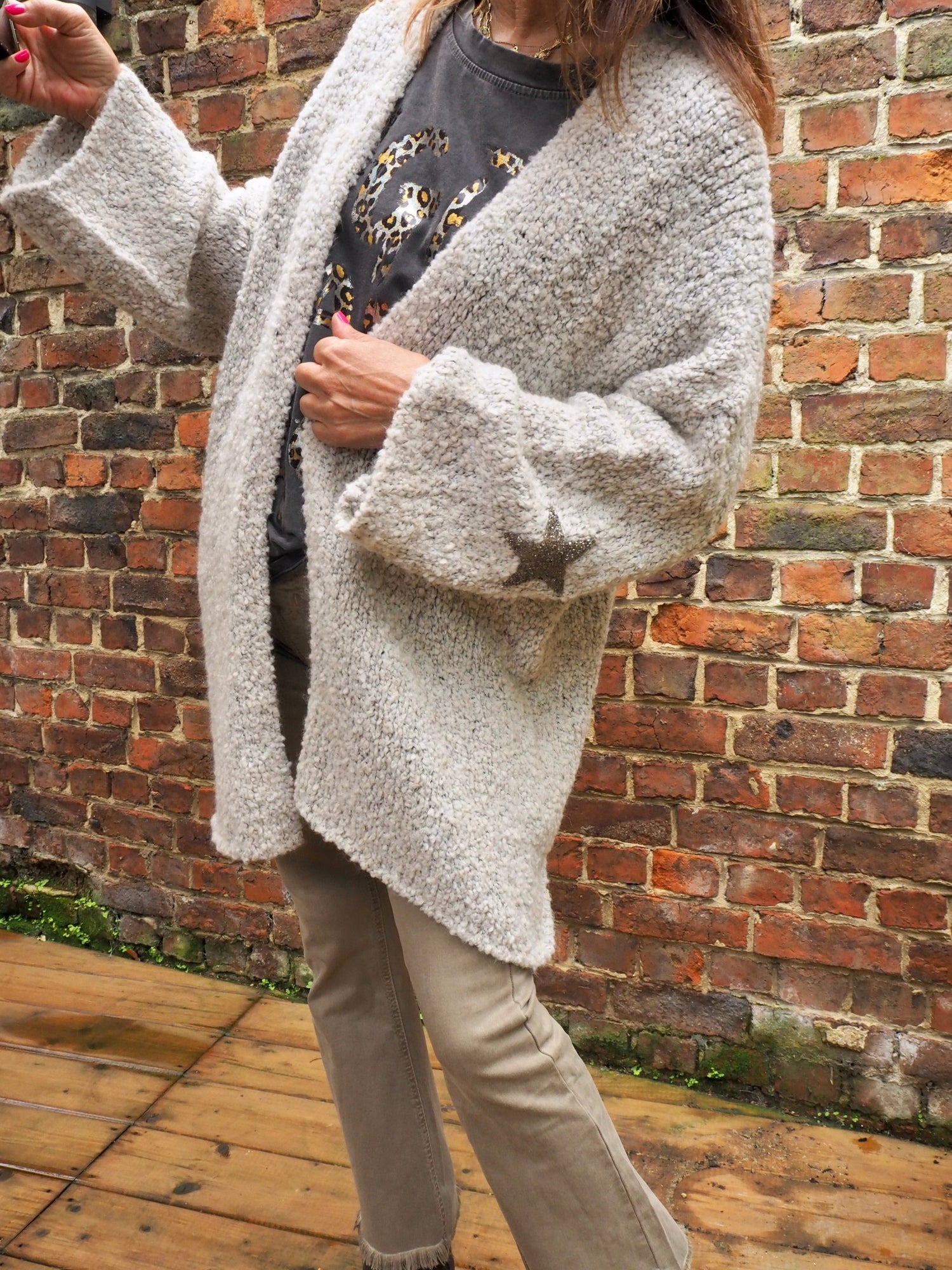 Gilet très doux, chiné beige/gris claire. Etoile strass sur manche.
62% Acrylique 8% Viscose 8% Laine 18% Polyester 4% Alpaga.
Taille unique convient du 36 au 46 et plus.
Largeur dos 85cm Longueur dos 78cm.