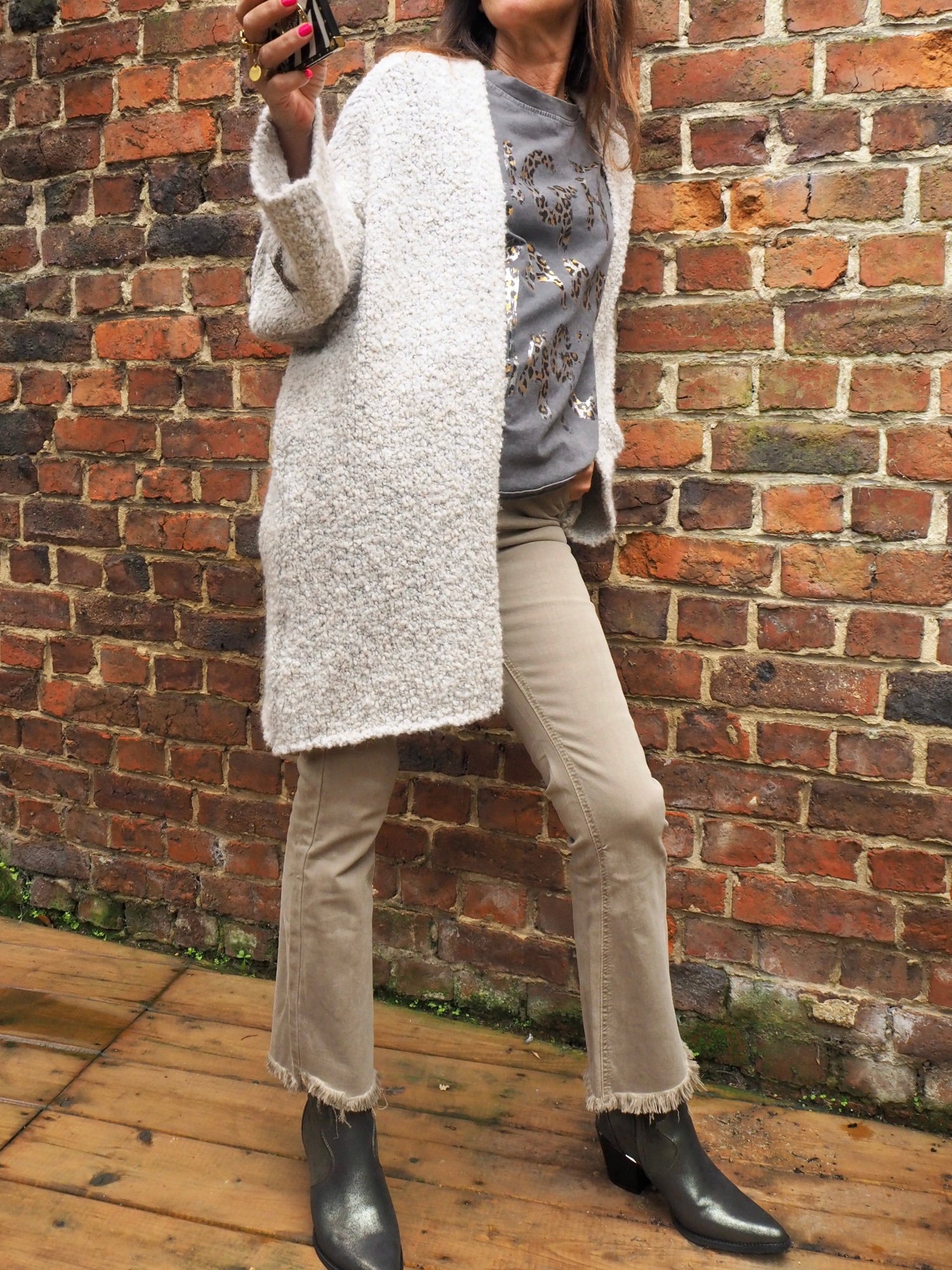 Gilet très doux, chiné beige/gris claire. Etoile strass sur manche.
62% Acrylique 8% Viscose 8% Laine 18% Polyester 4% Alpaga.
Taille unique convient du 36 au 46 et plus.
Largeur dos 85cm Longueur dos 78cm.