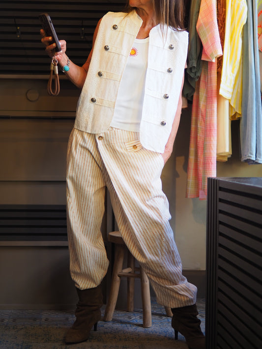 Taille unique convient du 36 au 40.

Mesures : Tour de poitrine 108cm Longueur dos 56cm.
Composition : 100% Coton.
Cathy mesure 1m66 fait un 36 et porte une taille unique.


Gilet blanc avec boutons ornementals.