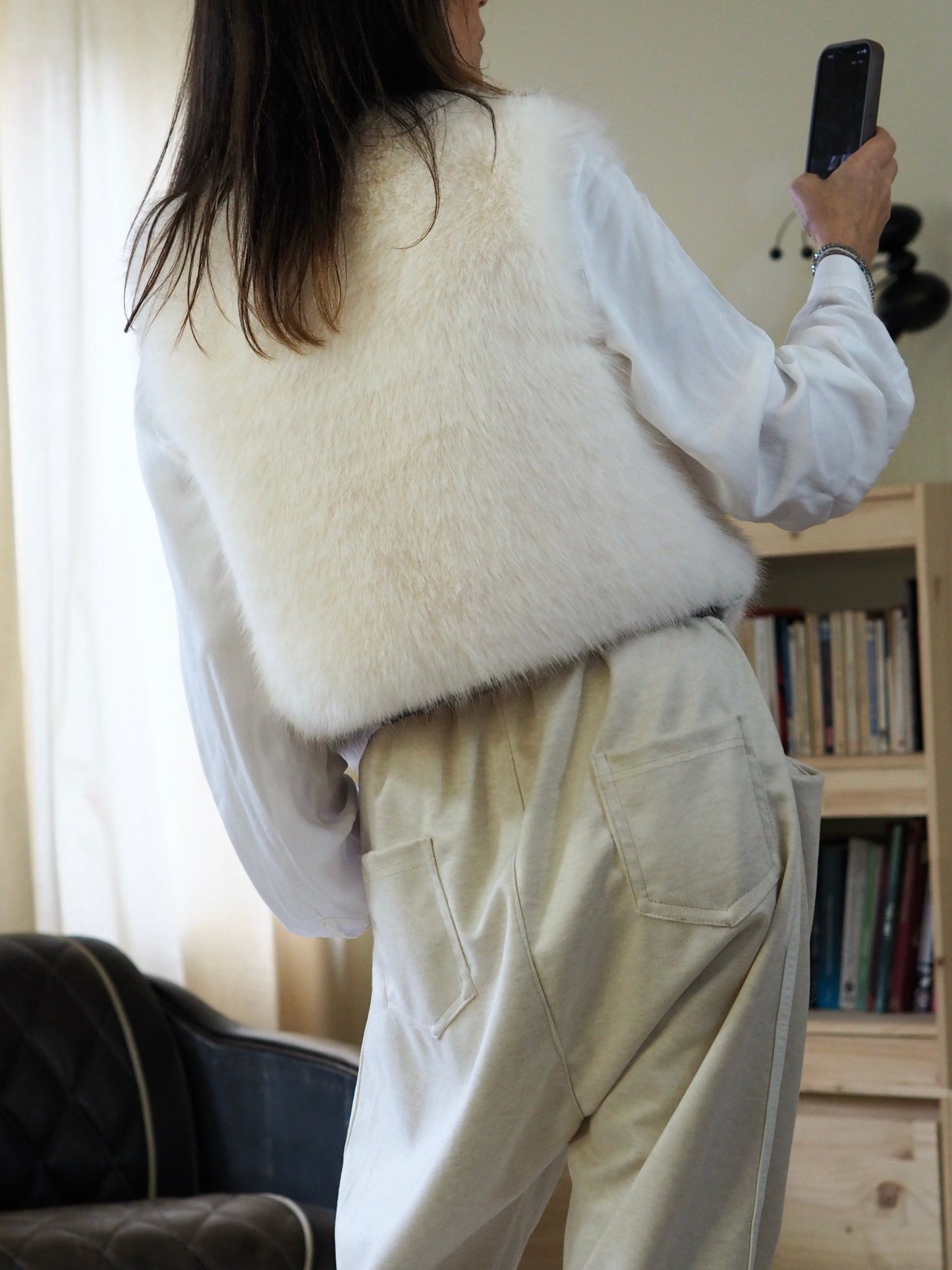 Gilet blanc cassé en fousse fourrure ( super imitation).

100% Polyester.
Taille unique convient du 36 au 38/40.
Largeur dos 53cm Longueur dos 45 cm.