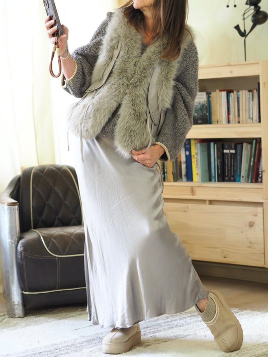 Gilet taupe en simili et fausse fourrure. Poches cotés.

65% PU 35% Polyester.
Taille M 36/38 et taille L 40/42