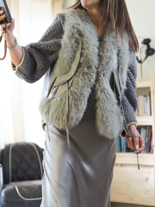 Gilet taupe en simili et fausse fourrure. Poches cotés.

65% PU 35% Polyester.
Taille M 36/38 et taille L 40/42