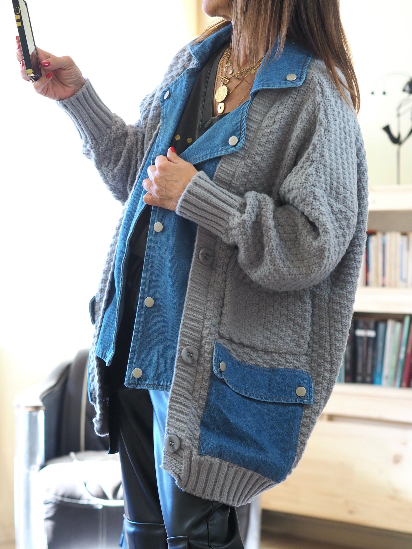 Gilet épais mi tricot gris mi jeans. Peut convenir comme veste. Une pépite..

60% Viscose 30% Polyamide 10% Elasthane.
Taille unique convient du 36 au 44/46.
Tour de poitrine 148cm Longueur dos 74cm..