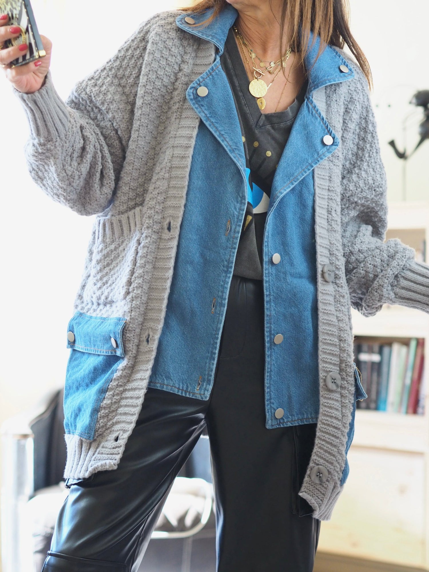 Gilet épais mi tricot gris mi jeans. Peut convenir comme veste. Une pépite..

60% Viscose 30% Polyamide 10% Elasthane.
Taille unique convient du 36 au 44/46.
Tour de poitrine 148cm Longueur dos 74cm..