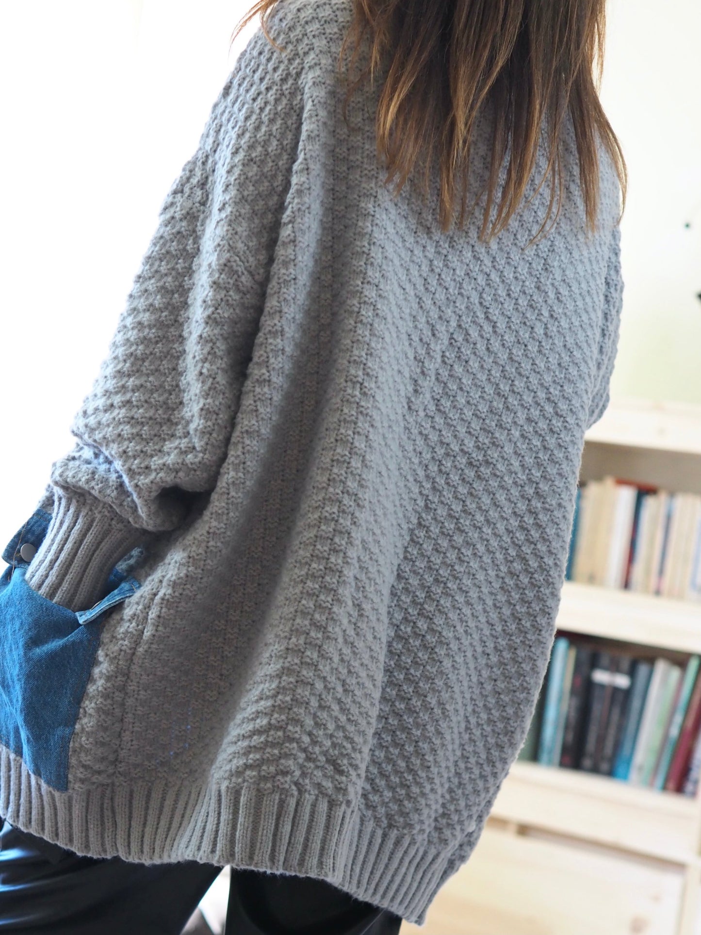 Gilet épais mi tricot gris mi jeans. Peut convenir comme veste. Une pépite..

60% Viscose 30% Polyamide 10% Elasthane.
Taille unique convient du 36 au 44/46.
Tour de poitrine 148cm Longueur dos 74cm..