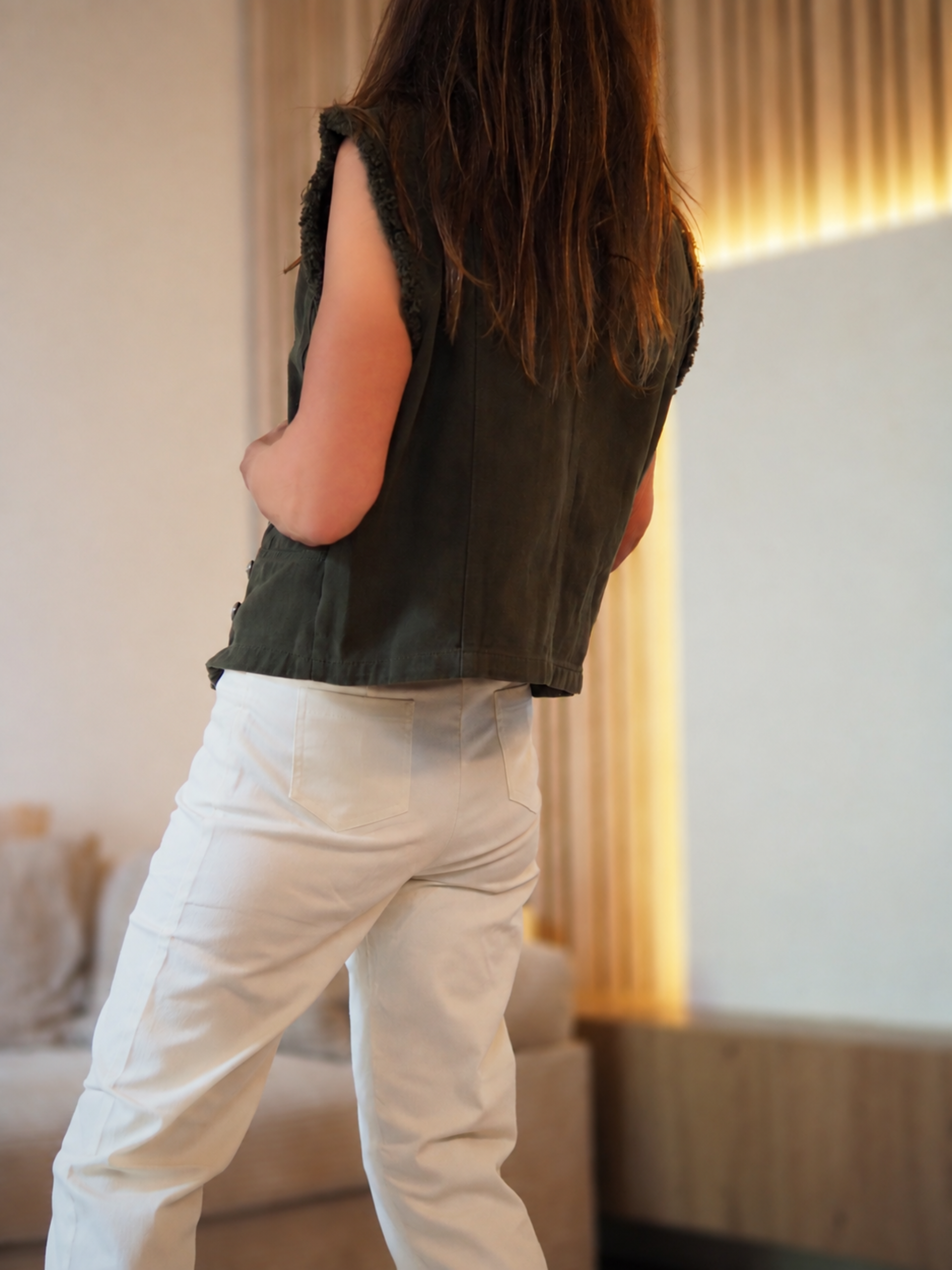 Taille S/M et M/L

Mesures : S/M Largeur dos 54cm Longueur dos 48cm.&nbsp; M/L Largeur dos 57cm Longueur dos 49cm.

Composition : 100% Coton.
Cathy mesure 1m66 fait un 36 et porte une taille S/M.

Gilet Kaki.