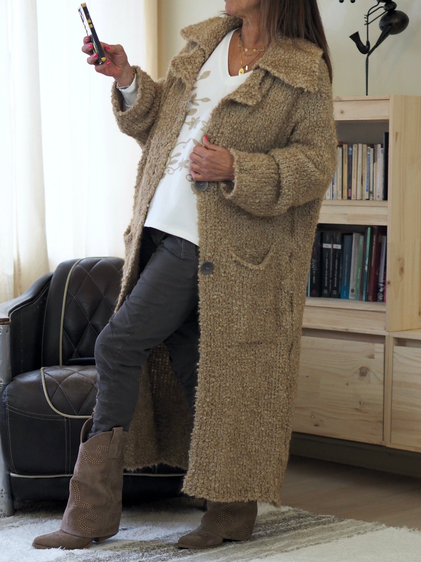 Long gilet bouclettes camel ... hyper doux et bien épais. 2 poches plates. Juste magnifique..

53% Acrylic 25% Mohair 12% Polyester 10% Laine.
Taille unique convient du 36 au 44/46.
Largeur dos 124cm Longueur dos 62cm.