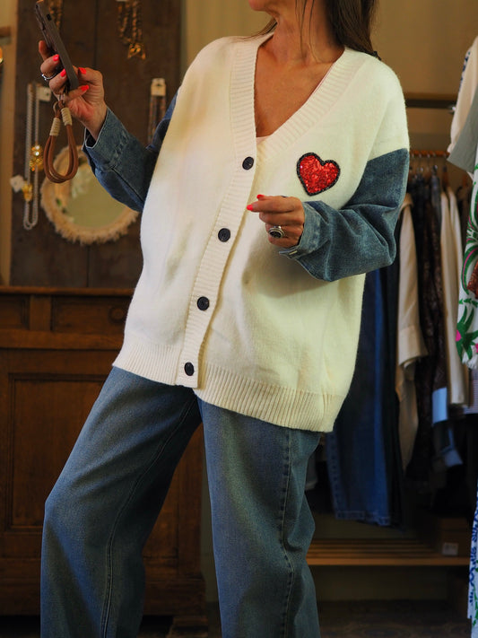 Gilet écru manches jeans. Motifs sequins rouges.

50% Polyamide 35% Viscose 10% Laine 5% Elasthanne.
Taille unique convient du 36 au 42.
Tour de poitrine 130cm Longueur dos 64cm.