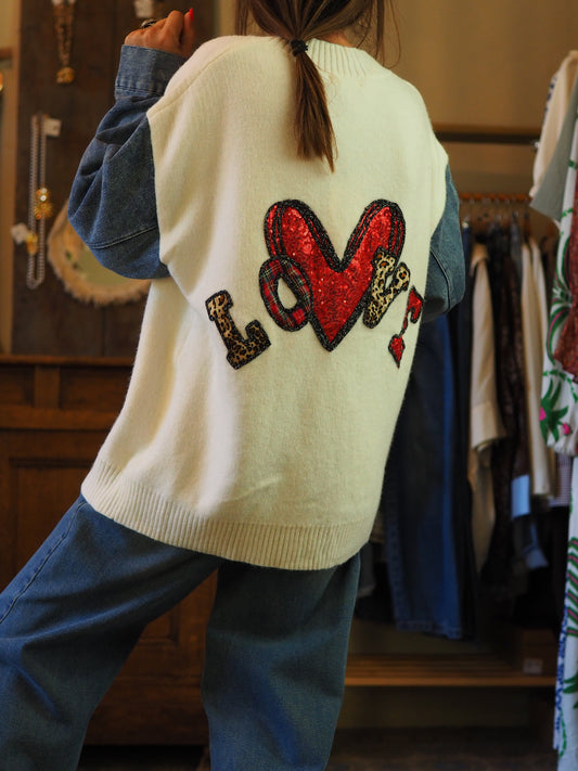 Gilet écru manches jeans. Motifs sequins rouges.

50% Polyamide 35% Viscose 10% Laine 5% Elasthanne.
Taille unique convient du 36 au 42.
Tour de poitrine 130cm Longueur dos 64cm.