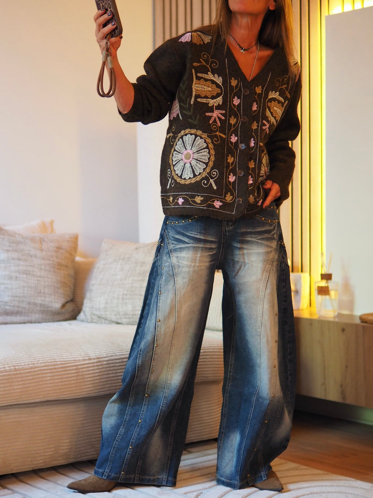 Gilet marron avec broderies.