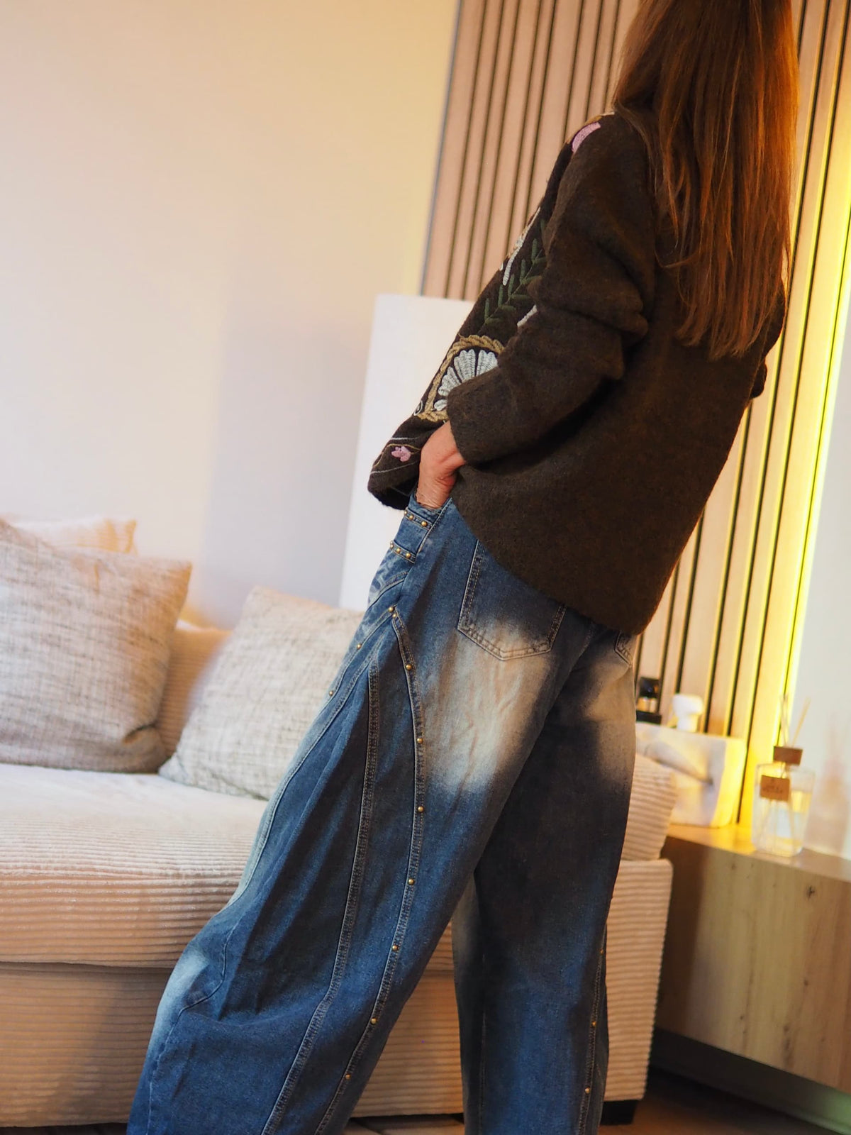 Gilet marron avec broderies.