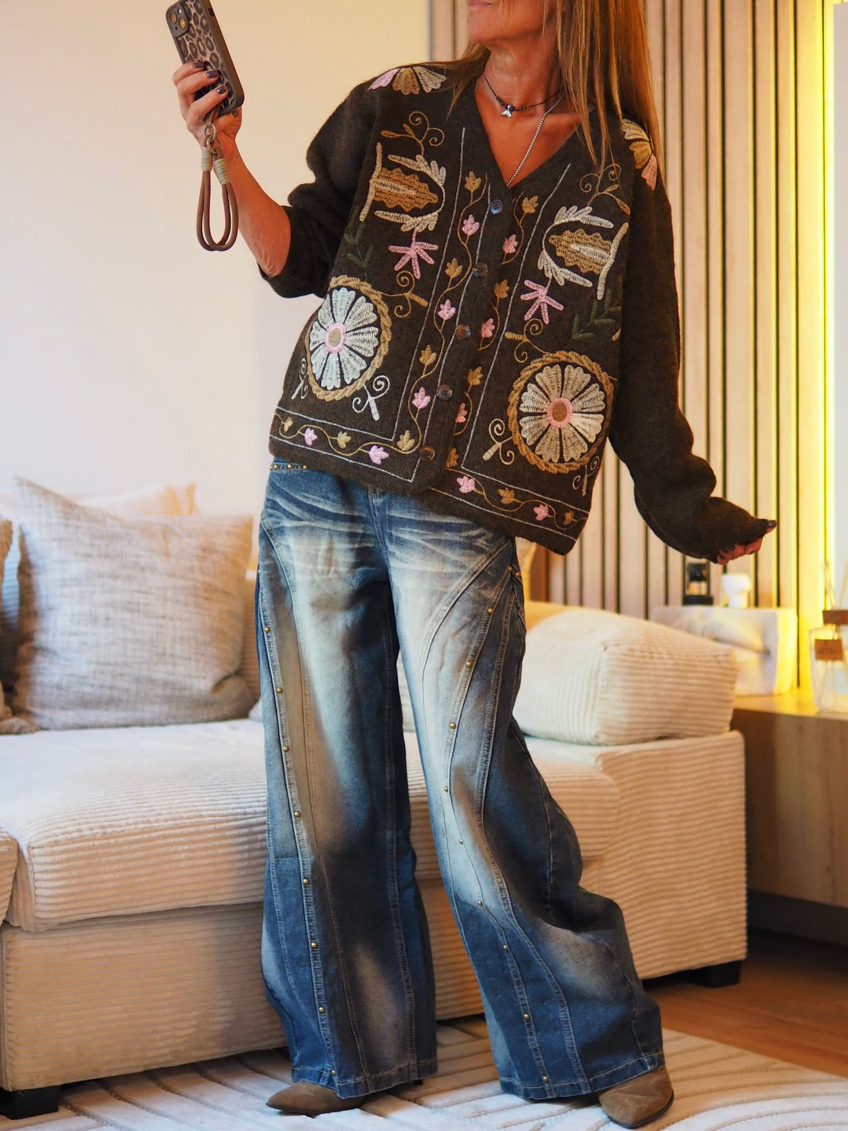 Gilet marron avec broderies.