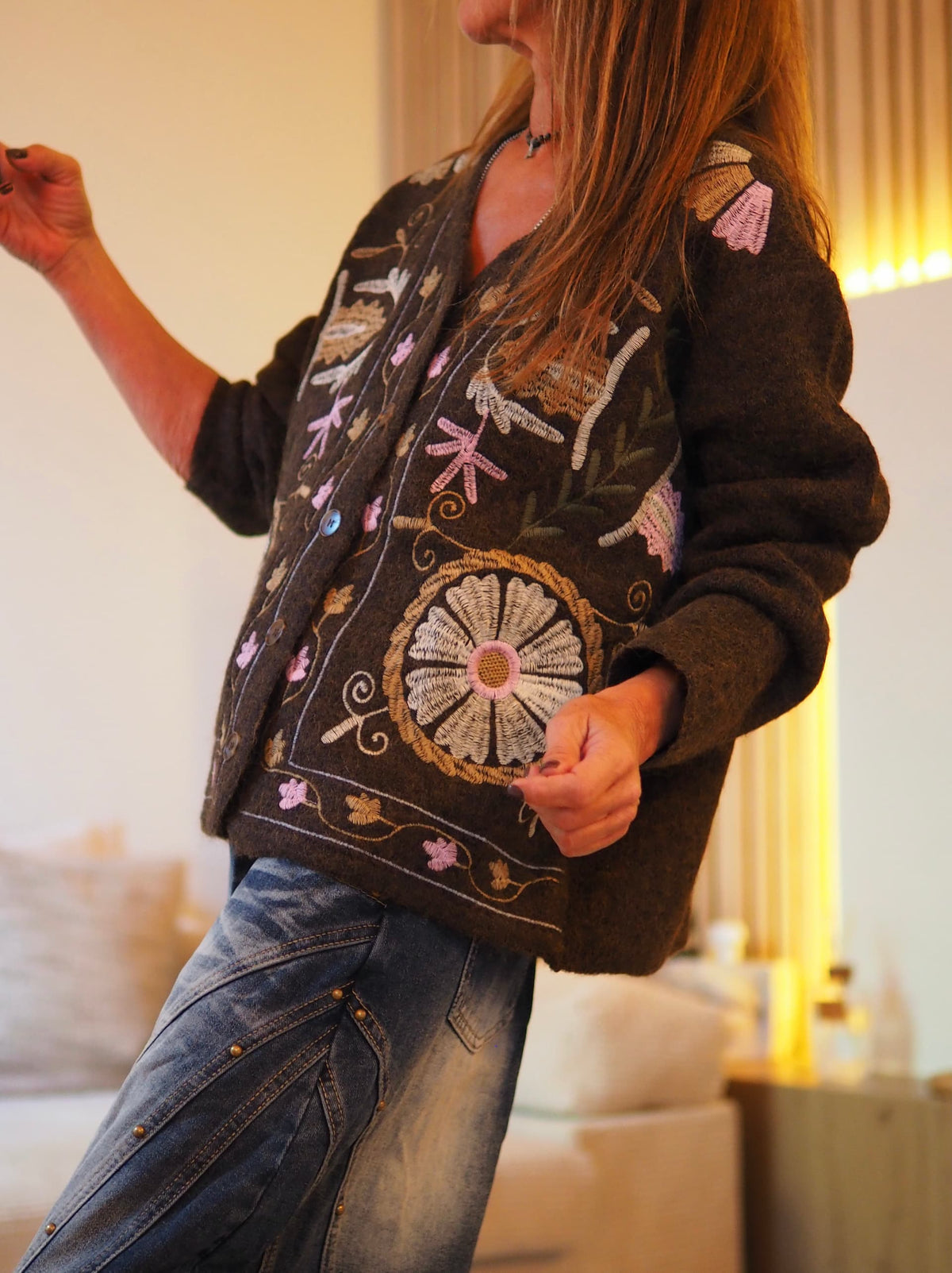 Gilet marron avec broderies.