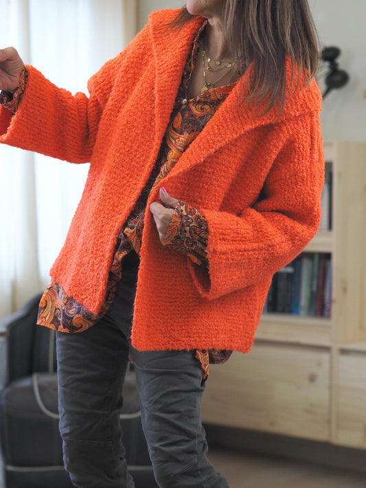 Gilet orange peps tout doux.

62% Acrylic 18% Polyester 8% Viscose 8% Laine 4% Alpaga
Taille unique convient du 36 au 44.
Largeur dos 124cm Longueur dos 62cm.