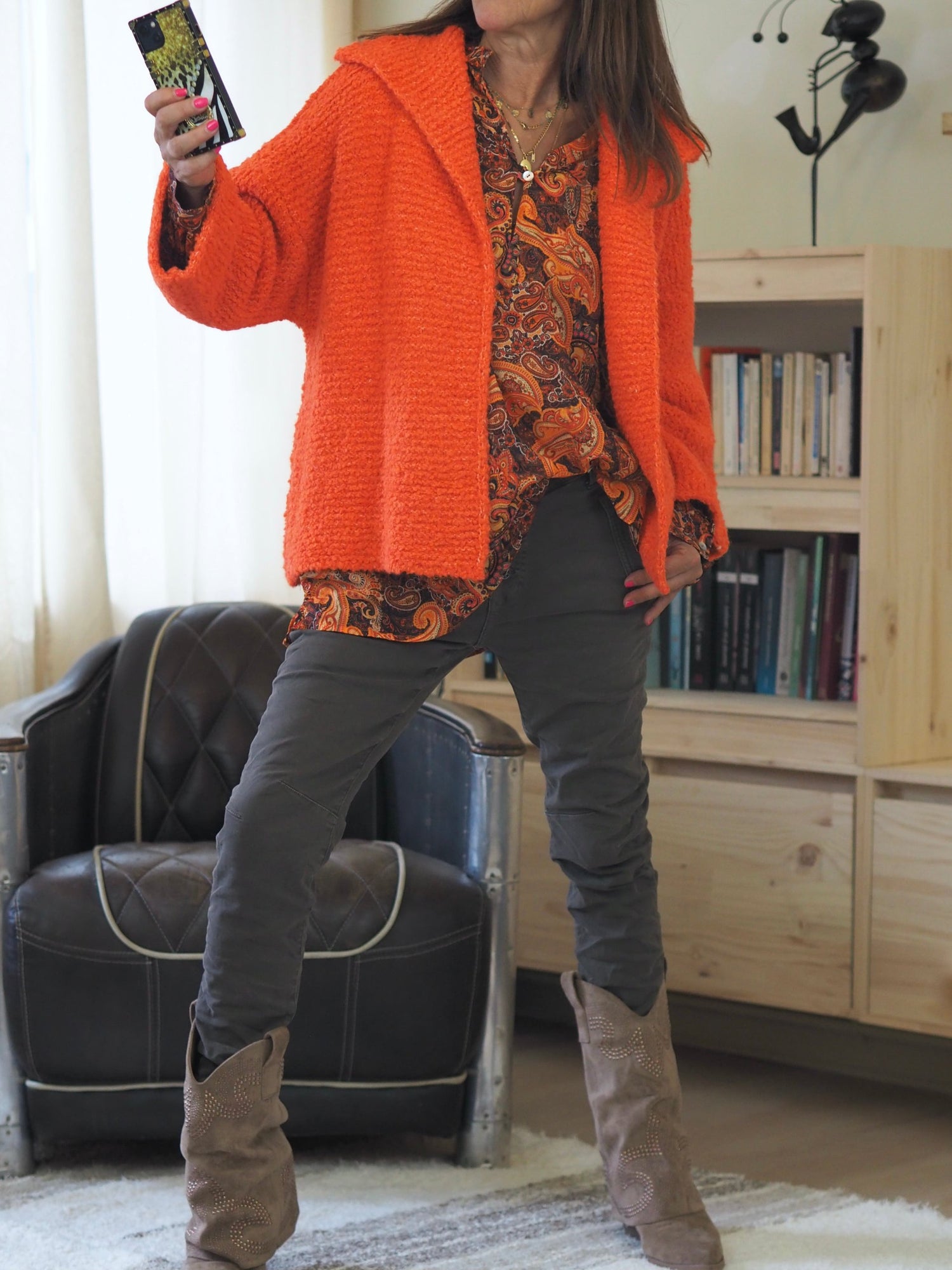 Gilet orange peps tout doux.

62% Acrylic 18% Polyester 8% Viscose 8% Laine 4% Alpaga
Taille unique convient du 36 au 44.
Largeur dos 124cm Longueur dos 62cm.