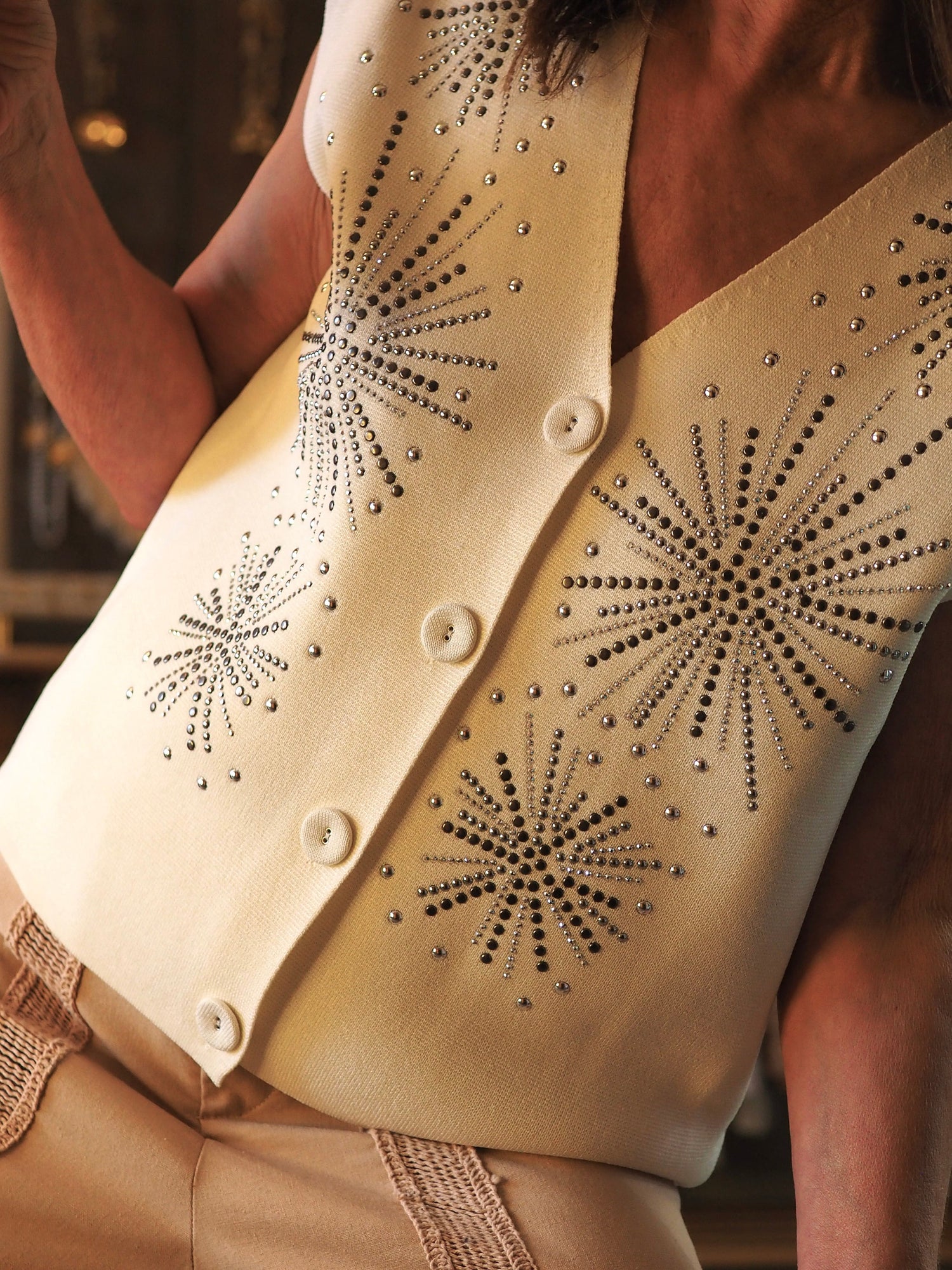 Splendide blouse/gilet écru avec motifs cloutés et petits strass. Trés chic..

70% Viscose 30% Polyamide.
Taille S/M- 36/38 et M/L-38/40
Tour de poitrine pour la S/M : 104cm Longueur dos : 54cm.
Tour de poitrine pour la M/L : 108cm Longueur dos : 55cm.