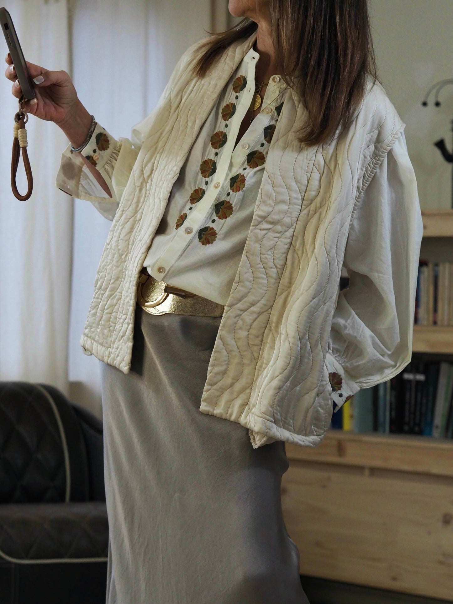 Gilet matelassé sable. Sans manches, poches cotés.

80% Viscose 20% Soie.
Taille unique convient du 36 au 42/44.
 Tour de poitrine 120cm Longueur dos 63cm.