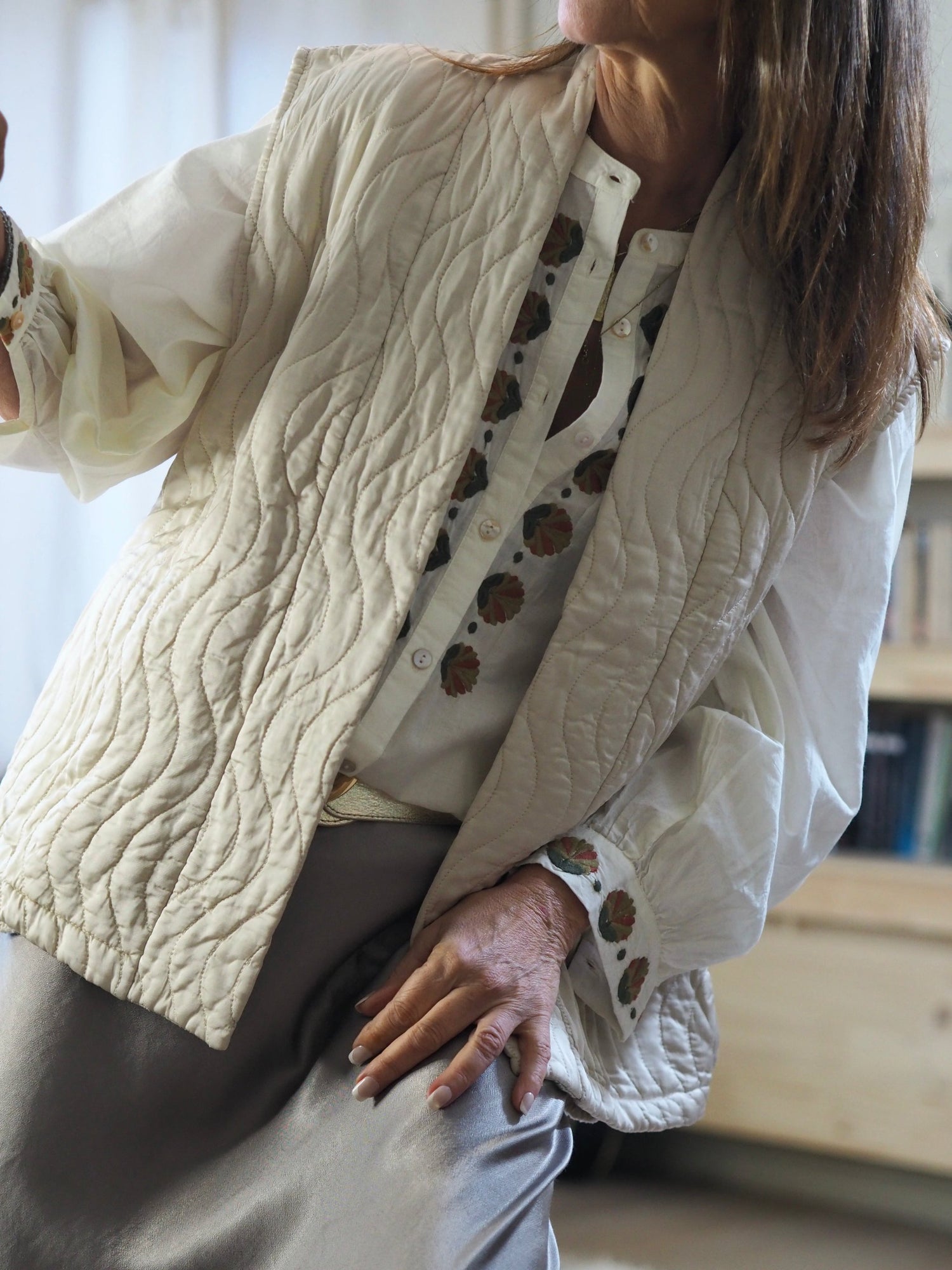 Gilet matelassé sable. Sans manches, poches cotés.

80% Viscose 20% Soie.
Taille unique convient du 36 au 42/44.
 Tour de poitrine 120cm Longueur dos 63cm.