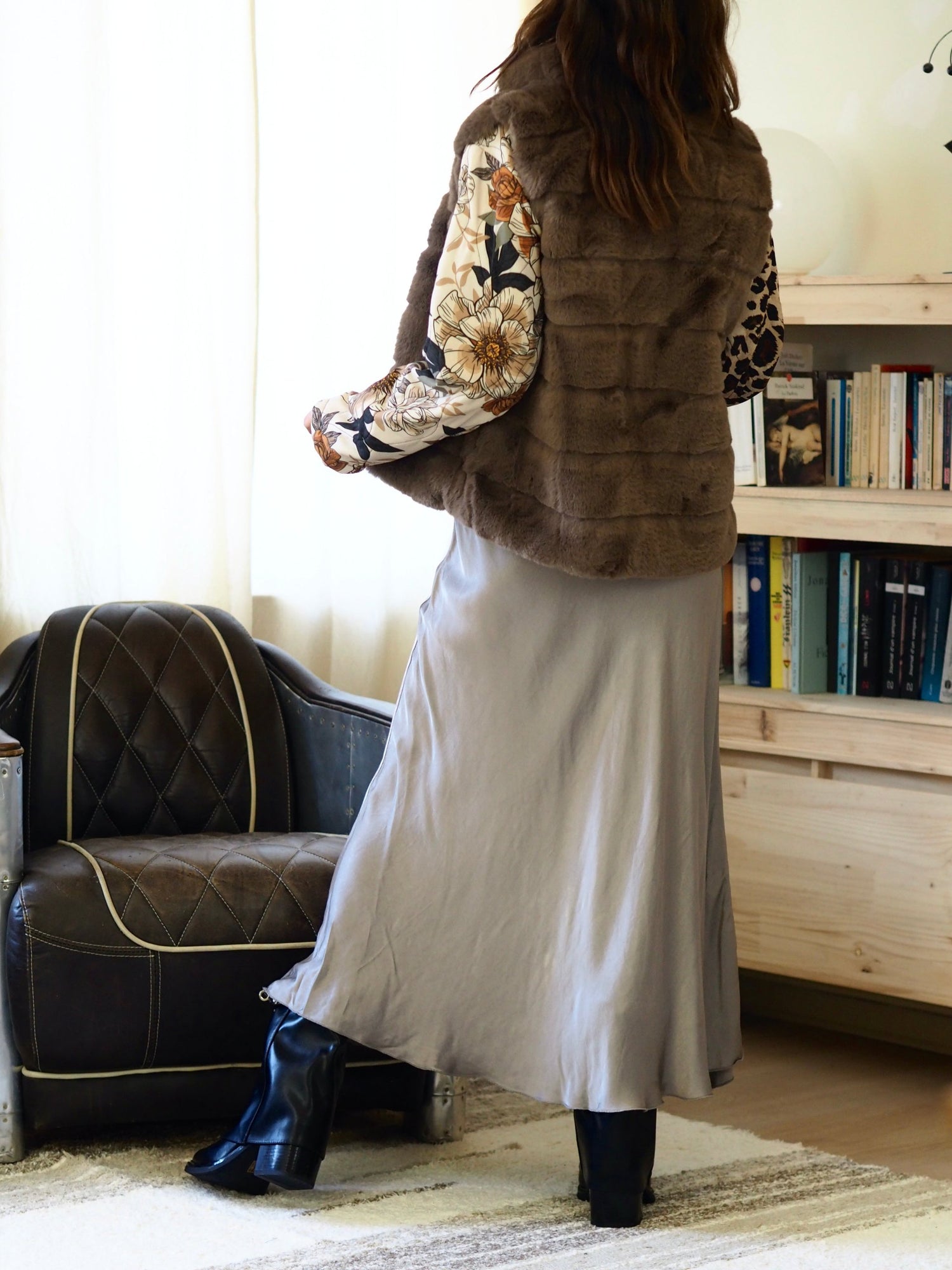 Veste sans manches taupe imitation fourrure. 2 poches cotés. Doublée. Hyper douce.

100% Polyesther.
Taille unique convient du 36 au 42.
Largeur dos 55cm Longueur dos 60cm.