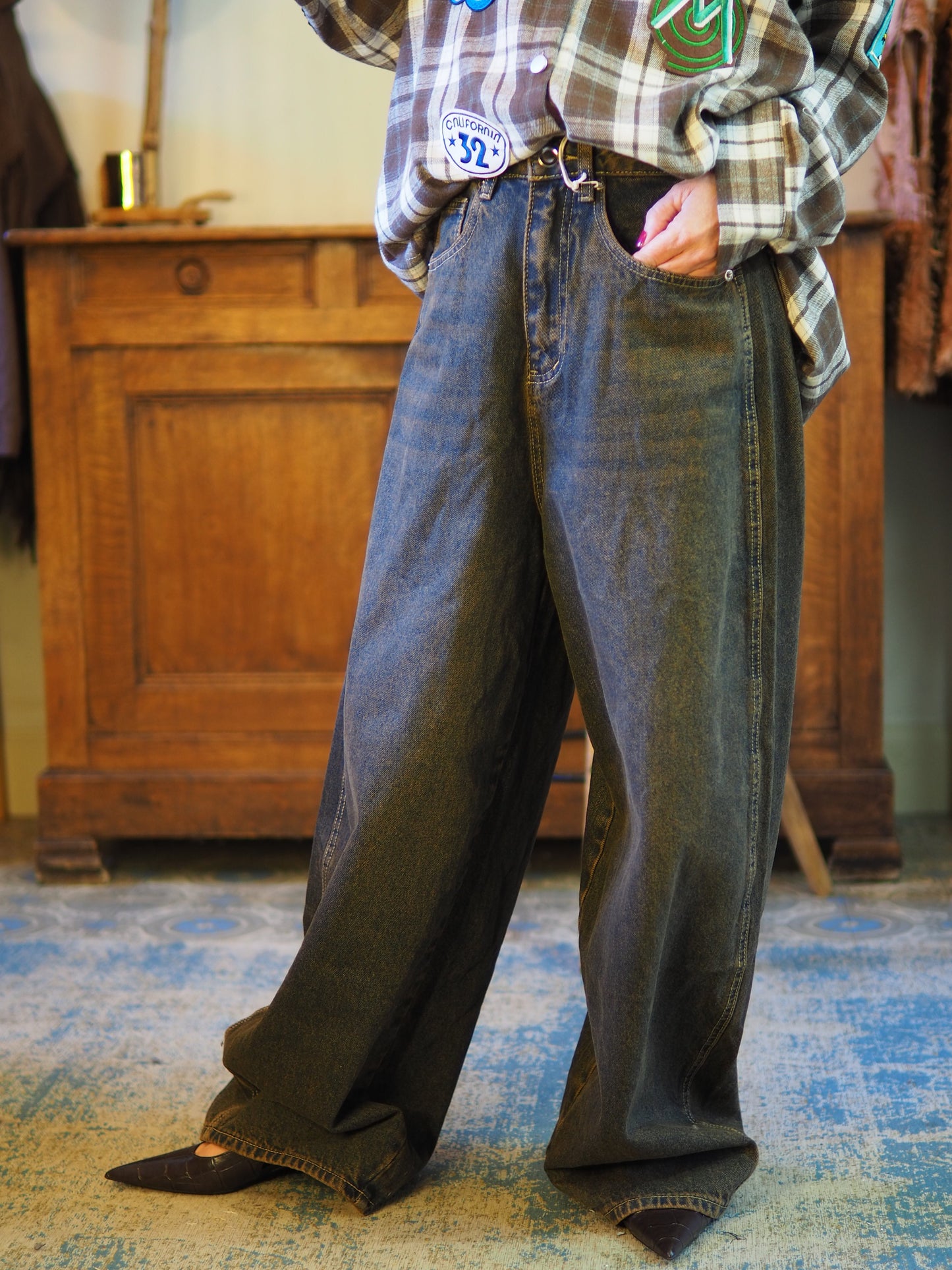 Jeans Barrel marron délavé. Taille assez grand.

Taille XS, S, M et L.
95% Coton 5% Polyester.
Tour de taille: XS-74cm S-76cm M-80cm L-88cm