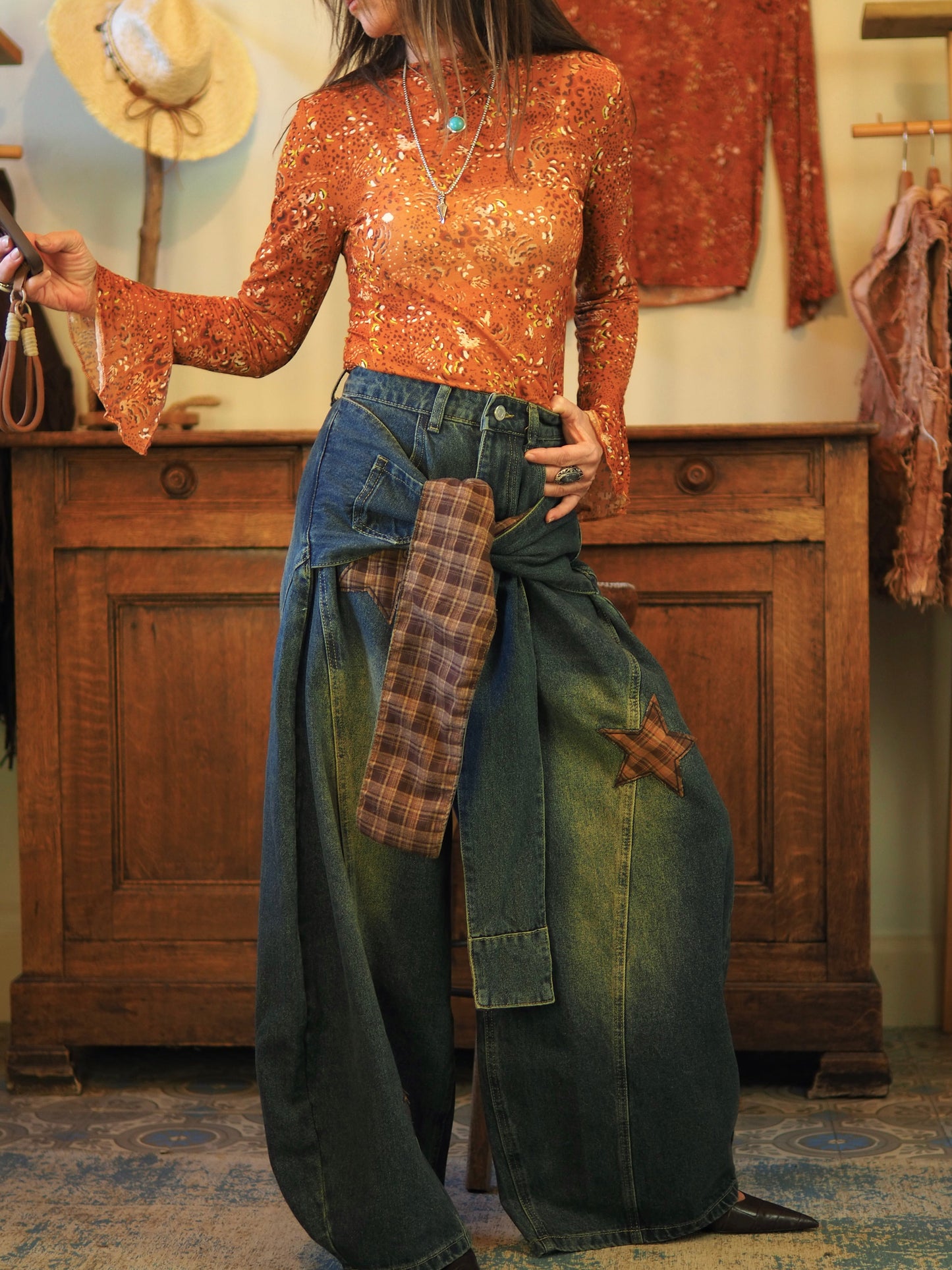 Jeans barrel avec style chemise nouée à carreaux.

Taille S/36 M/38 L/40
100% Coton .