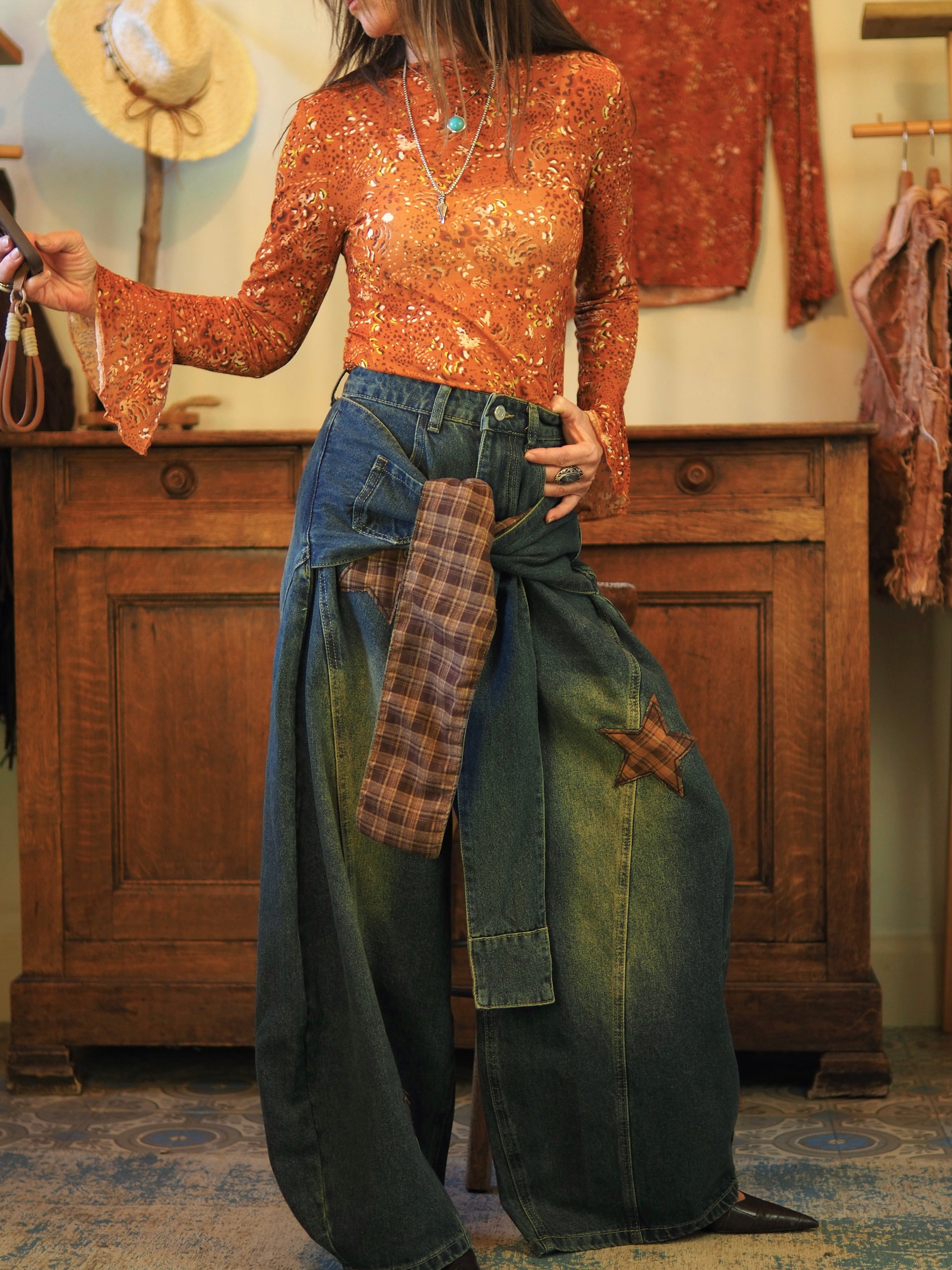Jeans barrel avec style chemise nouée à carreaux.

Taille S/36 M/38 L/40
100% Coton .