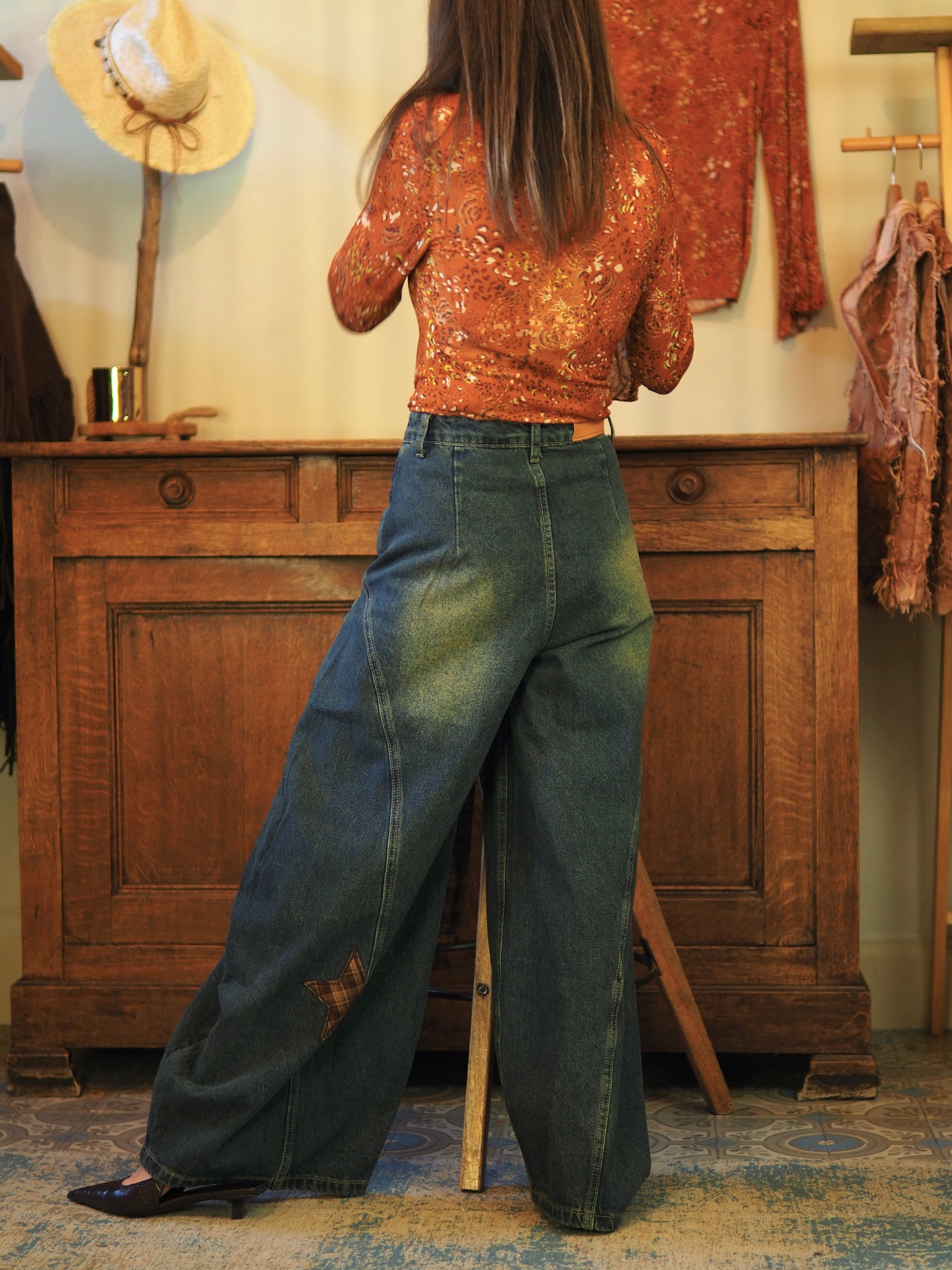 Jeans barrel avec style chemise nouée à carreaux.

Taille S/36 M/38 L/40.
100% Coton .