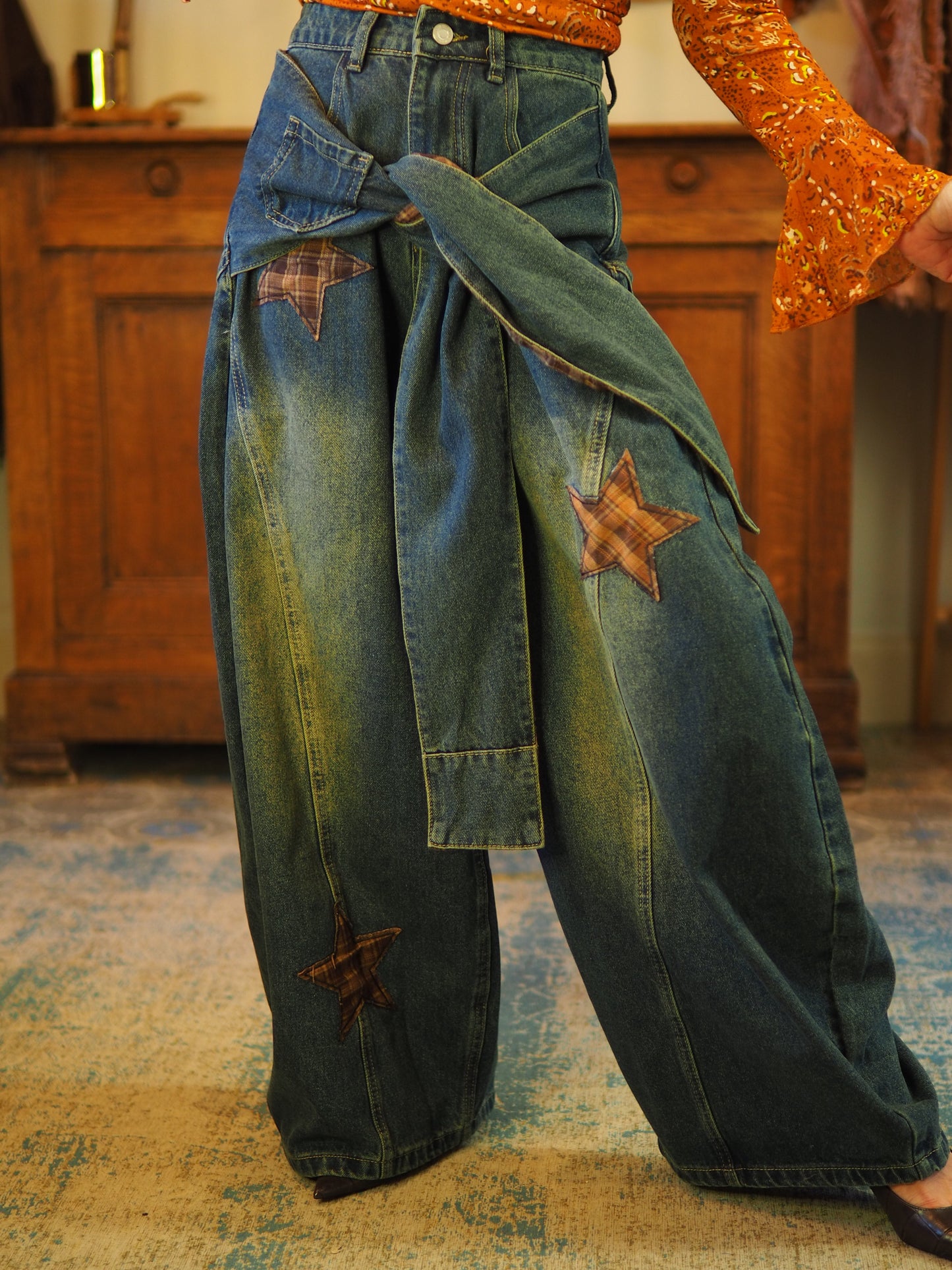 Jeans barrel avec style chemise nouée à carreaux.

Taille S/36 M/38 L/40.
100% Coton .