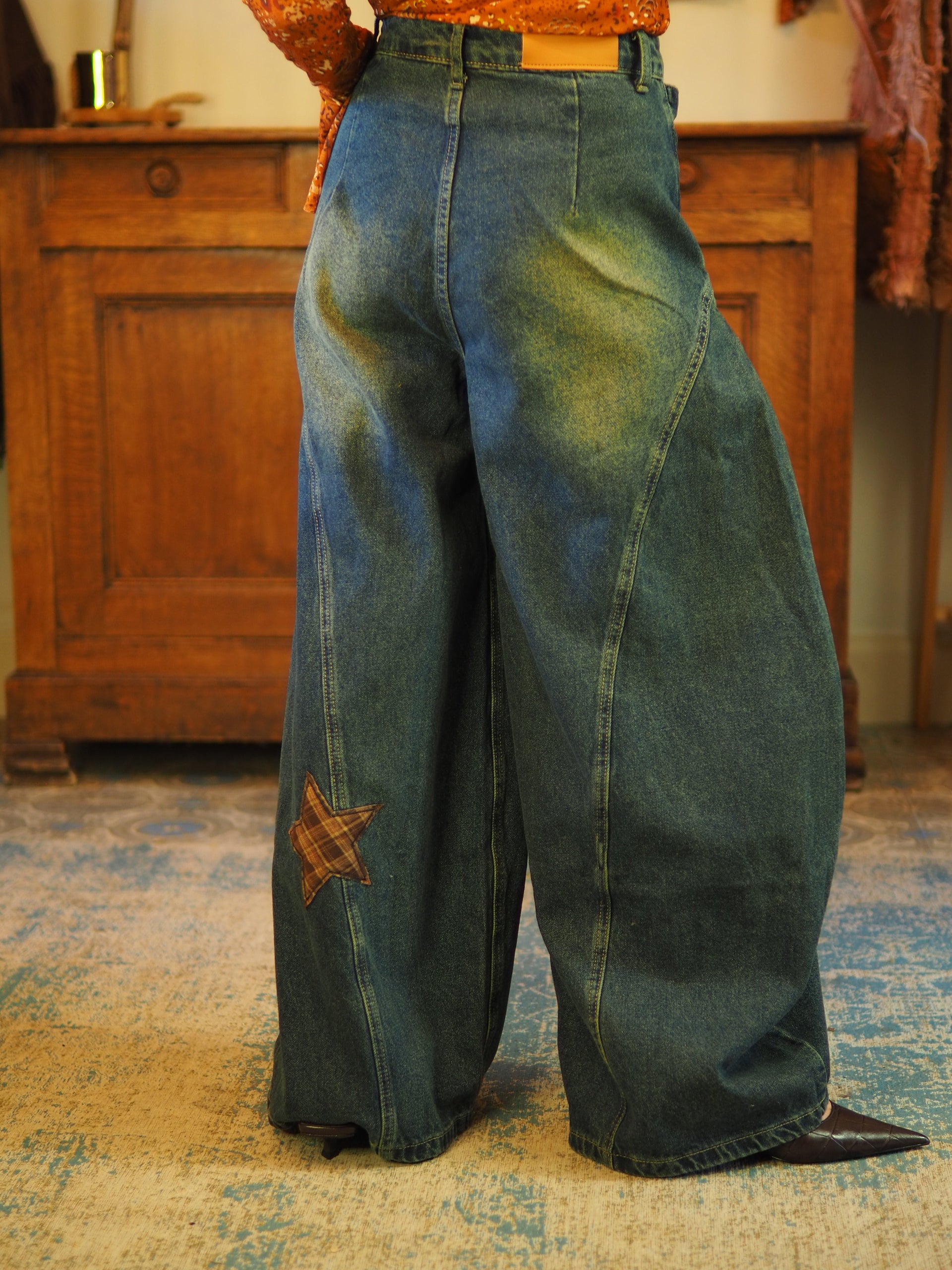 Jeans barrel avec style chemise nouée à carreaux.

Taille S/36 M/38 L/40.
100% Coton .