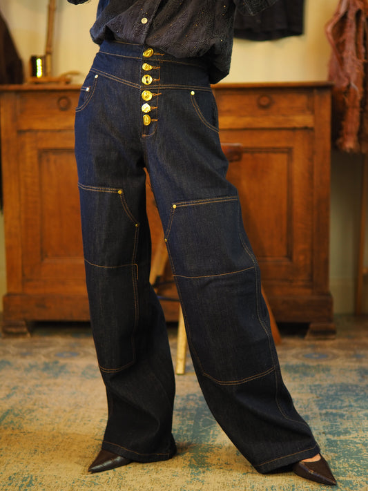 Jeans bleu foncé avec boutons originaux. Taille haute. Réglable à la taille par des boutons à l'arrière.

Taille XS/ 34 S/36 M/38 L/40.
91% Coton 8% Polyester 1% Spandex.