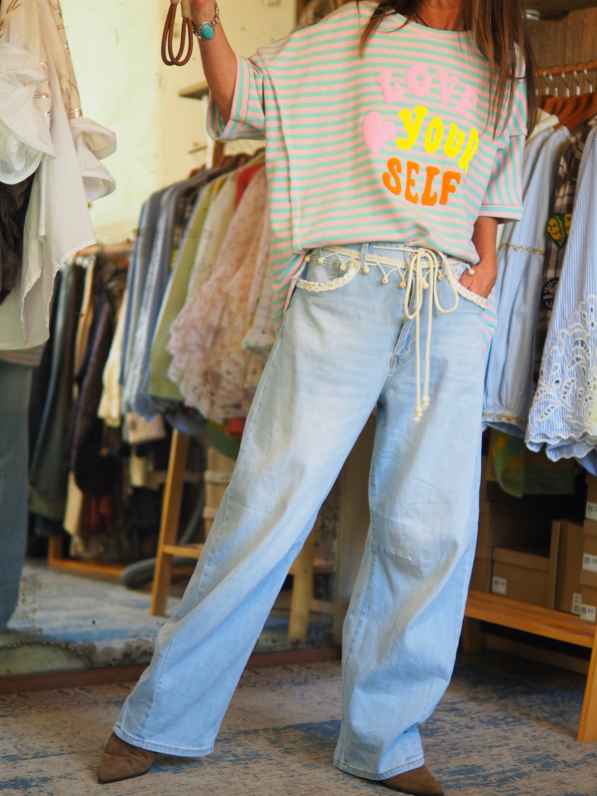 Jean large en denim clair avec taille à cordons et détails fantaisie à la ceinture. Confortable et tendance, parfait pour un look casual bohème. Taille grand.

Taille S/36 M/38 L/40 XL/42.
64% Coton 32% Polyester 3%Viscose 2% Elasthane.
S : Tour de taille 84cm. M : Tour de taille 88cm. L : Tour de taille 92cm XL : Tour de taille 96cm.