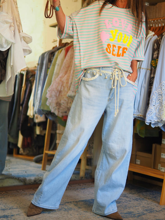 Jean large en denim clair avec taille à cordons et détails fantaisie à la ceinture. Confortable et tendance, parfait pour un look casual bohème. Taille grand.

Taille S/36 M/38 L/40 XL/42.
64% Coton 32% Polyester 3%Viscose 2% Elasthane.
S : Tour de taille 84cm. M : Tour de taille 88cm. L : Tour de taille 92cm XL : Tour de taille 96cm.