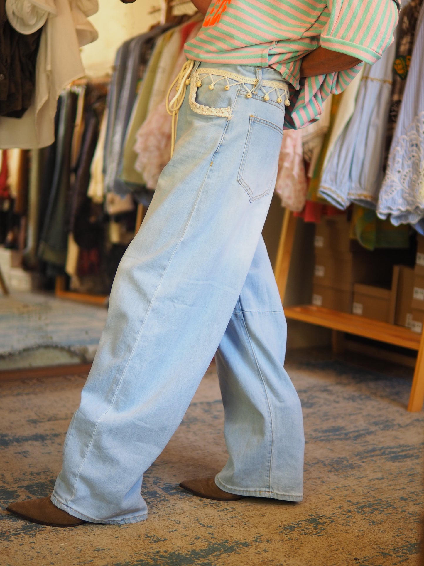 Jean large en denim clair avec taille à cordons et détails fantaisie à la ceinture. Confortable et tendance, parfait pour un look casual bohème. Taille grand.

Taille S/36 M/38 L/40 XL/42.
64% Coton 32% Polyester 3%Viscose 2% Elasthane.
S : Tour de taille 84cm. M : Tour de taille 88cm. L : Tour de taille 92cm XL : Tour de taille 96cm.