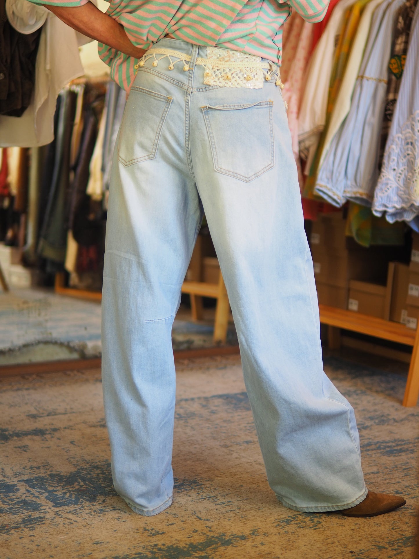 Jean large en denim clair avec taille à cordons et détails fantaisie à la ceinture. Confortable et tendance, parfait pour un look casual bohème. Taille grand.

Taille S/36 M/38 L/40 XL/42.
64% Coton 32% Polyester 3%Viscose 2% Elasthane.
S : Tour de taille 84cm. M : Tour de taille 88cm. L : Tour de taille 92cm XL : Tour de taille 96cm.