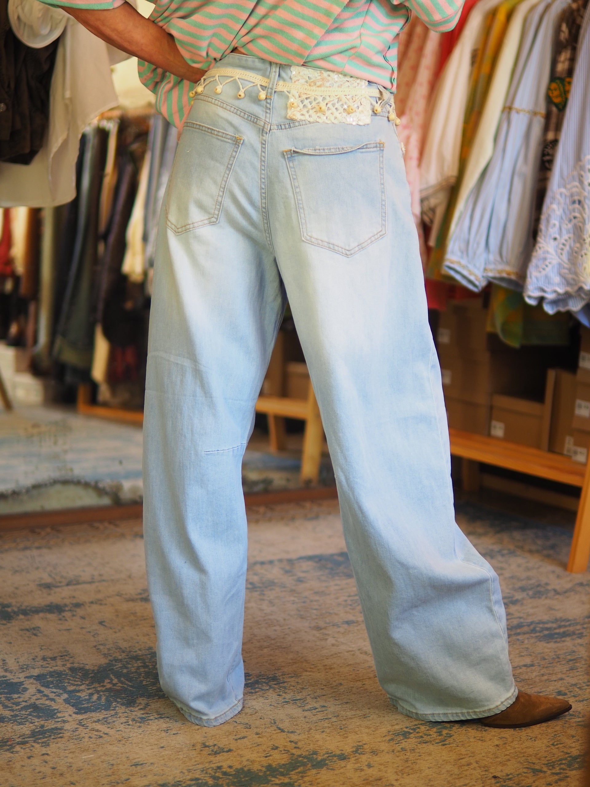 Jean large en denim clair avec taille à cordons et détails fantaisie à la ceinture. Confortable et tendance, parfait pour un look casual bohème. Taille grand.

Taille S/36 M/38 L/40 XL/42.
64% Coton 32% Polyester 3%Viscose 2% Elasthane.
S : Tour de taille 84cm. M : Tour de taille 88cm. L : Tour de taille 92cm XL : Tour de taille 96cm.
