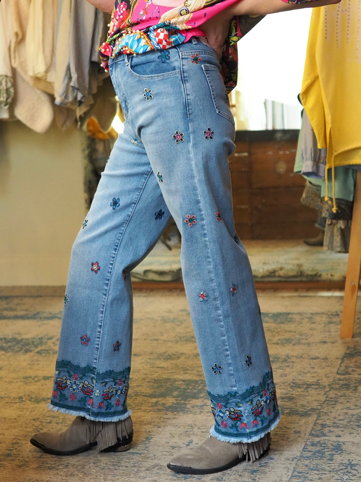 Jeans taille haute. Avec broderies.

85% Coton 13% Polyester 2% Elastane.
Taille S/36 M/38 L/40 XL/42