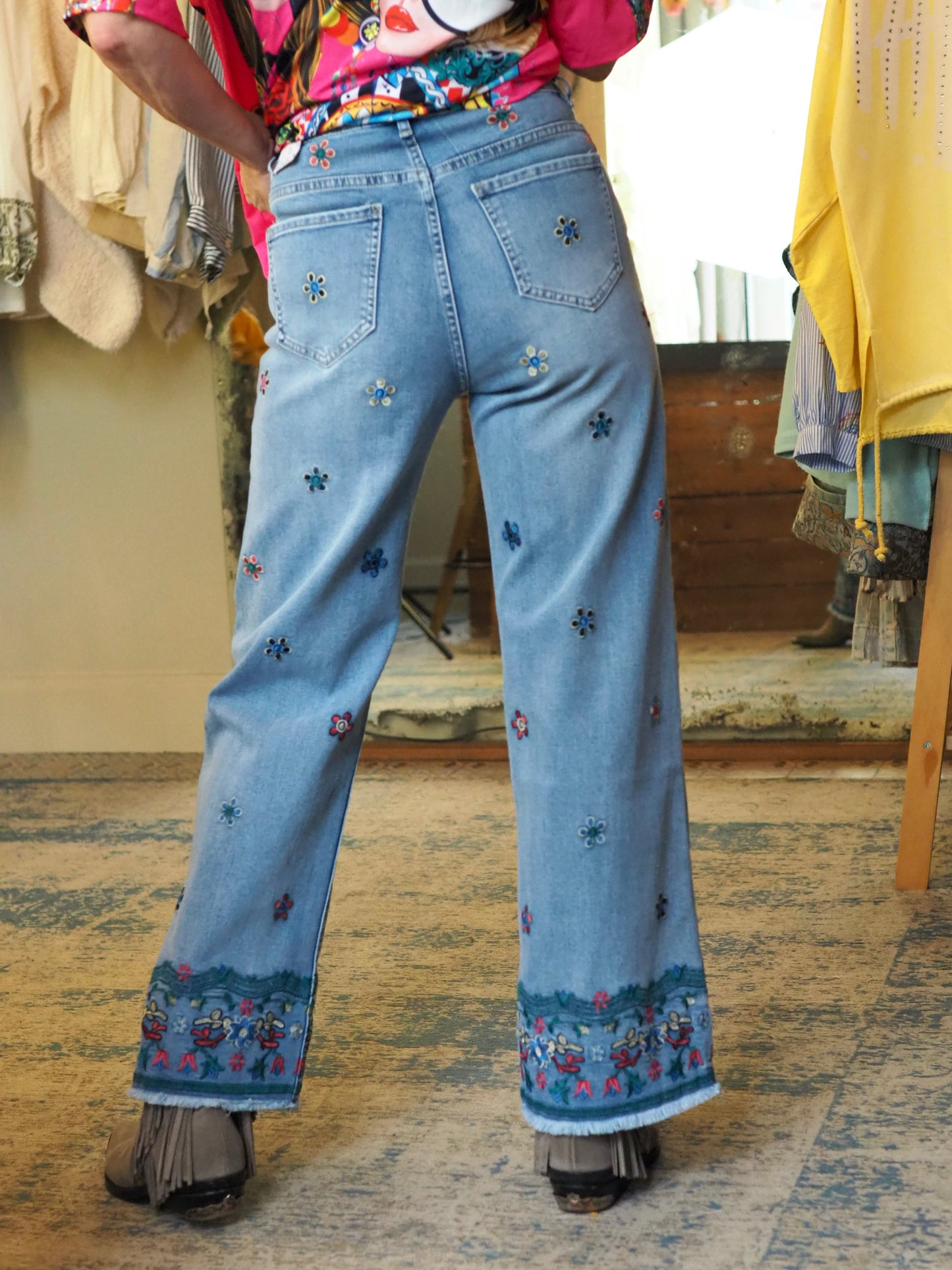 Jeans taille haute. Avec broderies.

85% Coton 13% Polyester 2% Elastane.
Taille S/36 M/38 L/40 XL/42