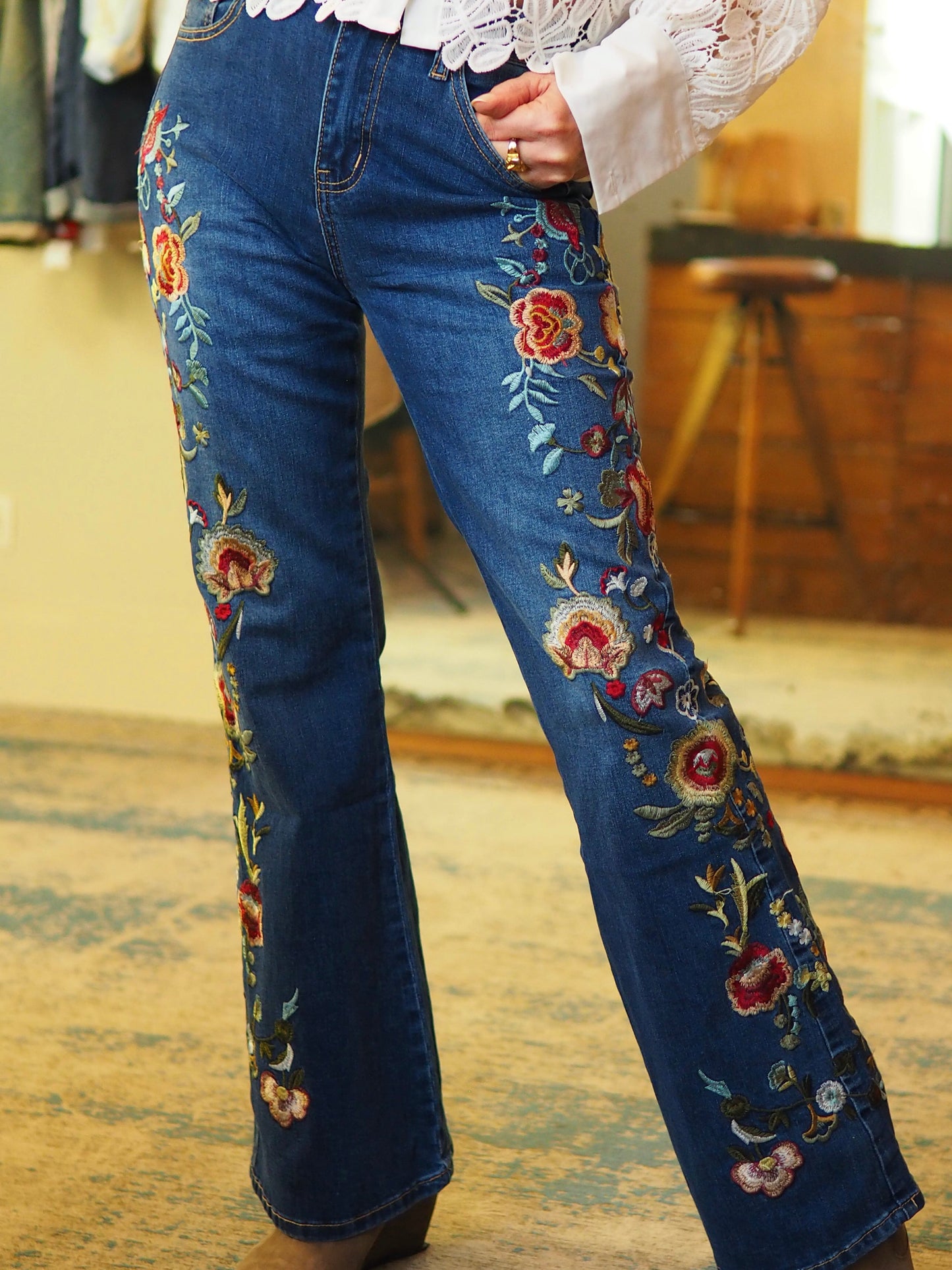 Jeans foncé avec broderies fleurs. 

75% Coton 20% Polyester 5% Elastane.
Taille S/36 M/38 L/40 XL/42 XXL/44.