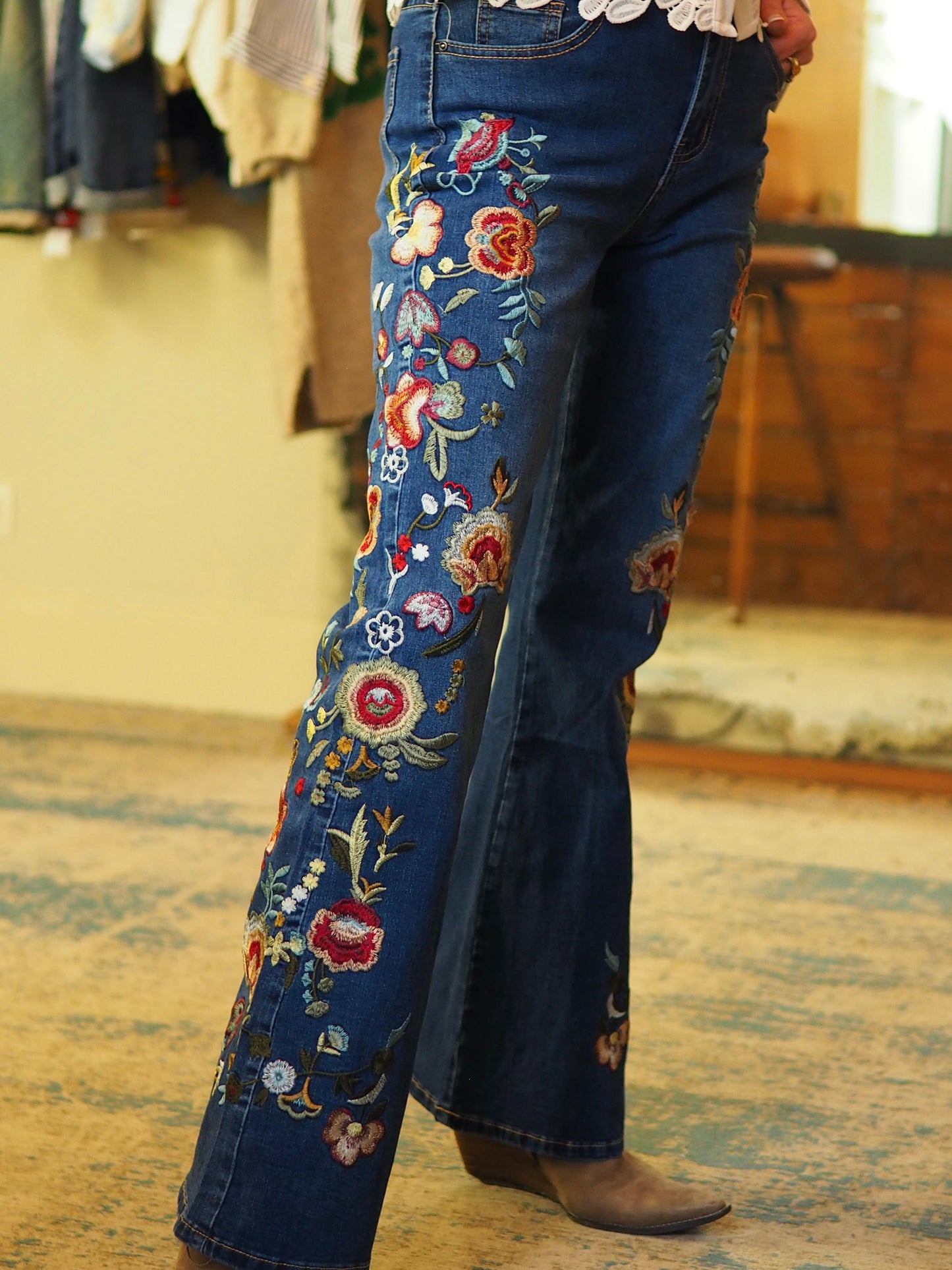 Jeans foncé avec broderies fleurs. 

75% Coton 20% Polyester 5% Elastane.
Taille S/36 M/38 L/40 XL/42 XXL/44.