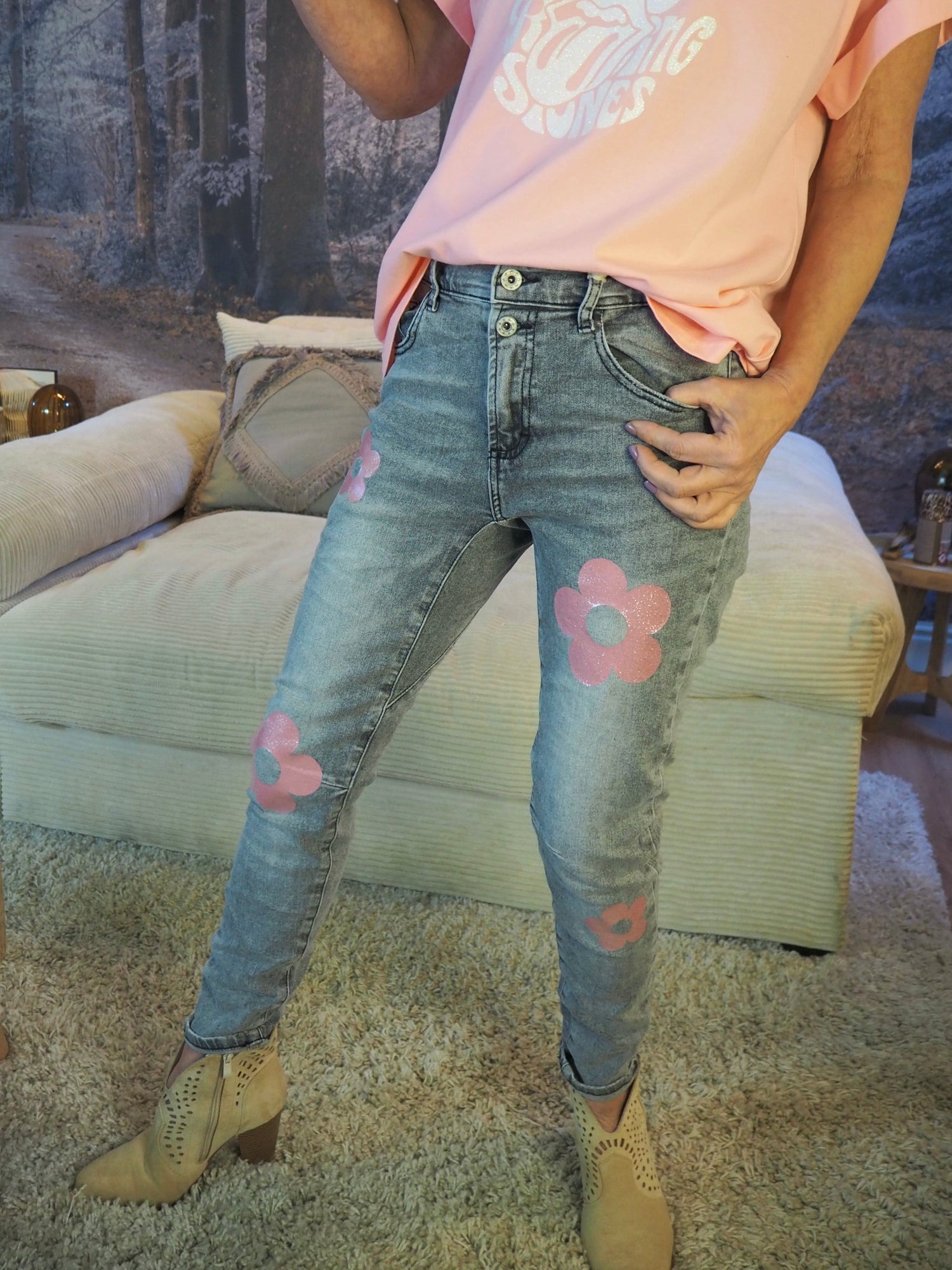 Jeans gris fleurs roses pâles métalisées. Elastique dans le dos. 92% Coton 7% Polyester 1% Elastanne. Taille XS/34/36 M/38 L/40 XL/42. 