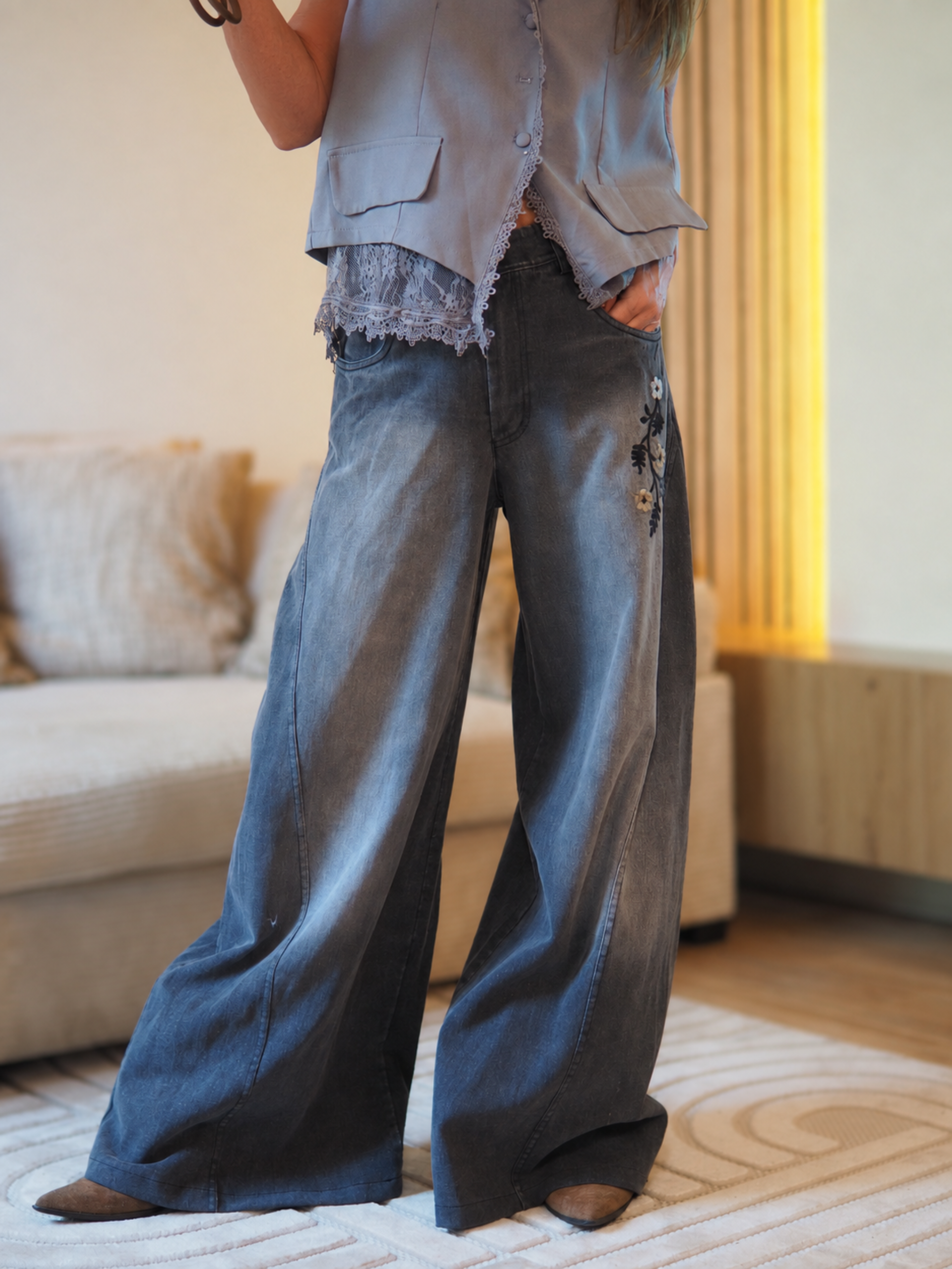 Taille S, M et L.

Composition : 100% Coton.
Cathy mesure 1m66 fait un 36 et porte une taille S.


Jeans gris avec broderies sur le coté.